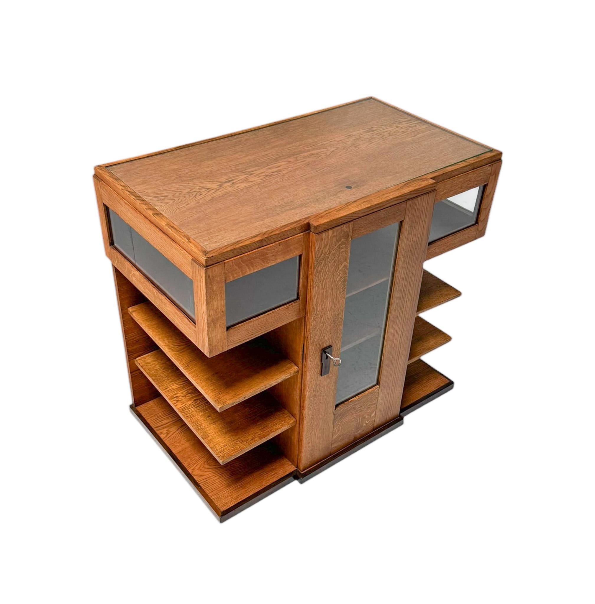 Vetro Cabinet modernista Art Déco di P.E.L. Izeren per De Genneper Molen, anni '20 in vendita