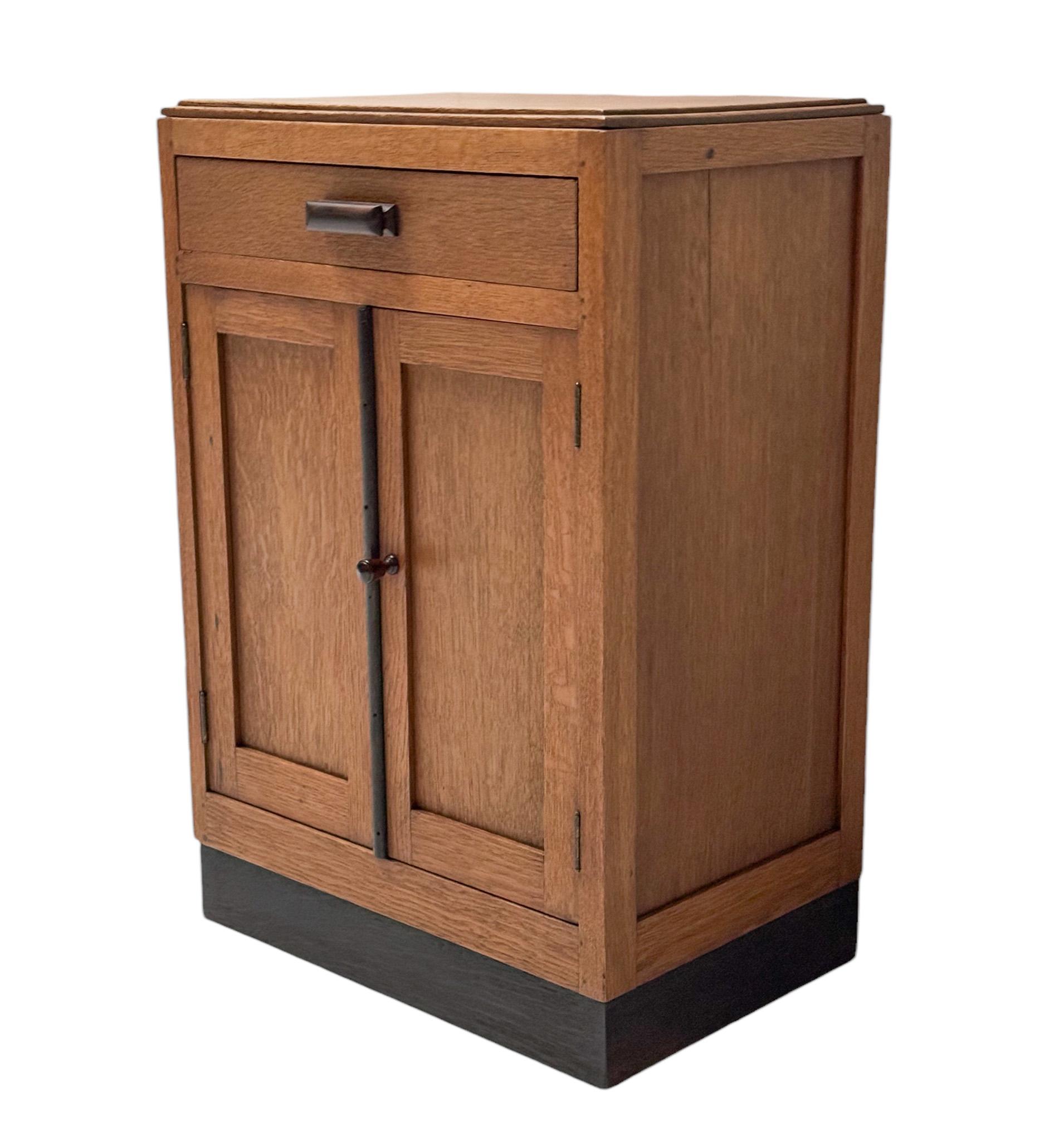 Armario modernista art déco con cajón, años 20 en Bueno estado para la venta en Amsterdam, NL