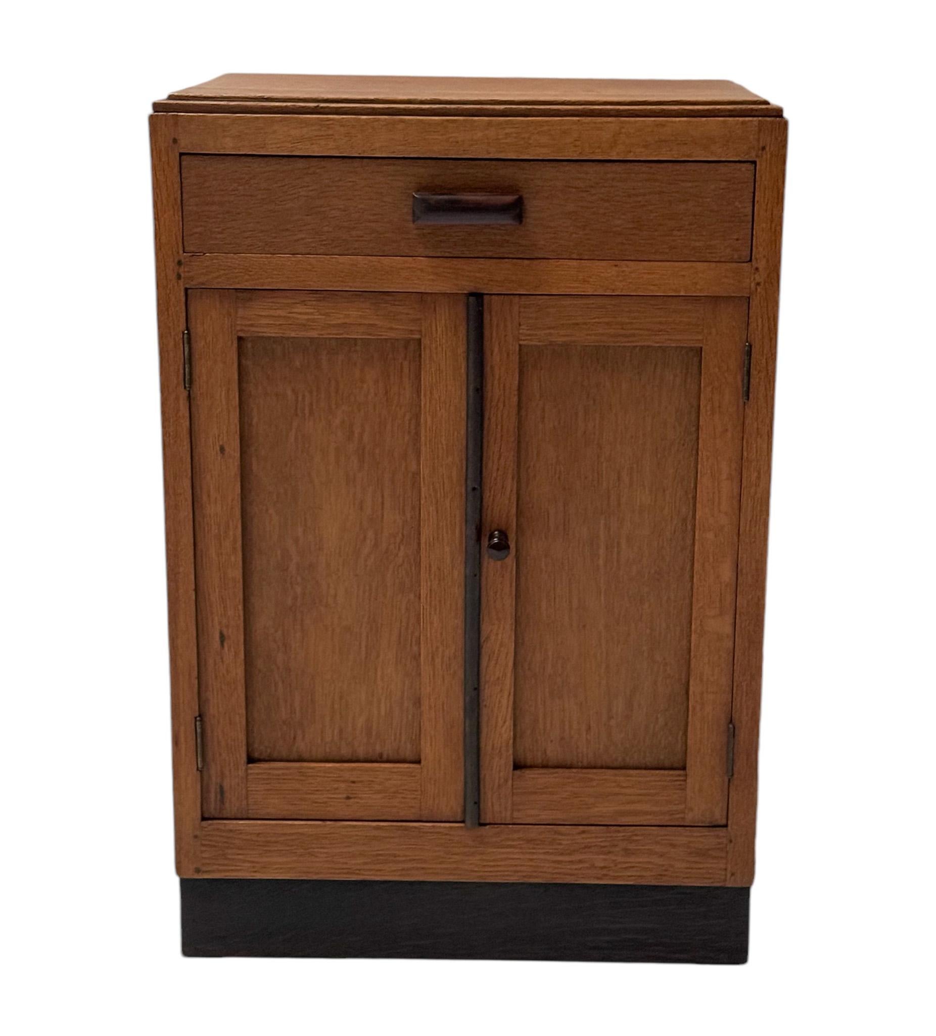 Macassar Mobile modernista Art Déco con cassetto, anni '20 in vendita