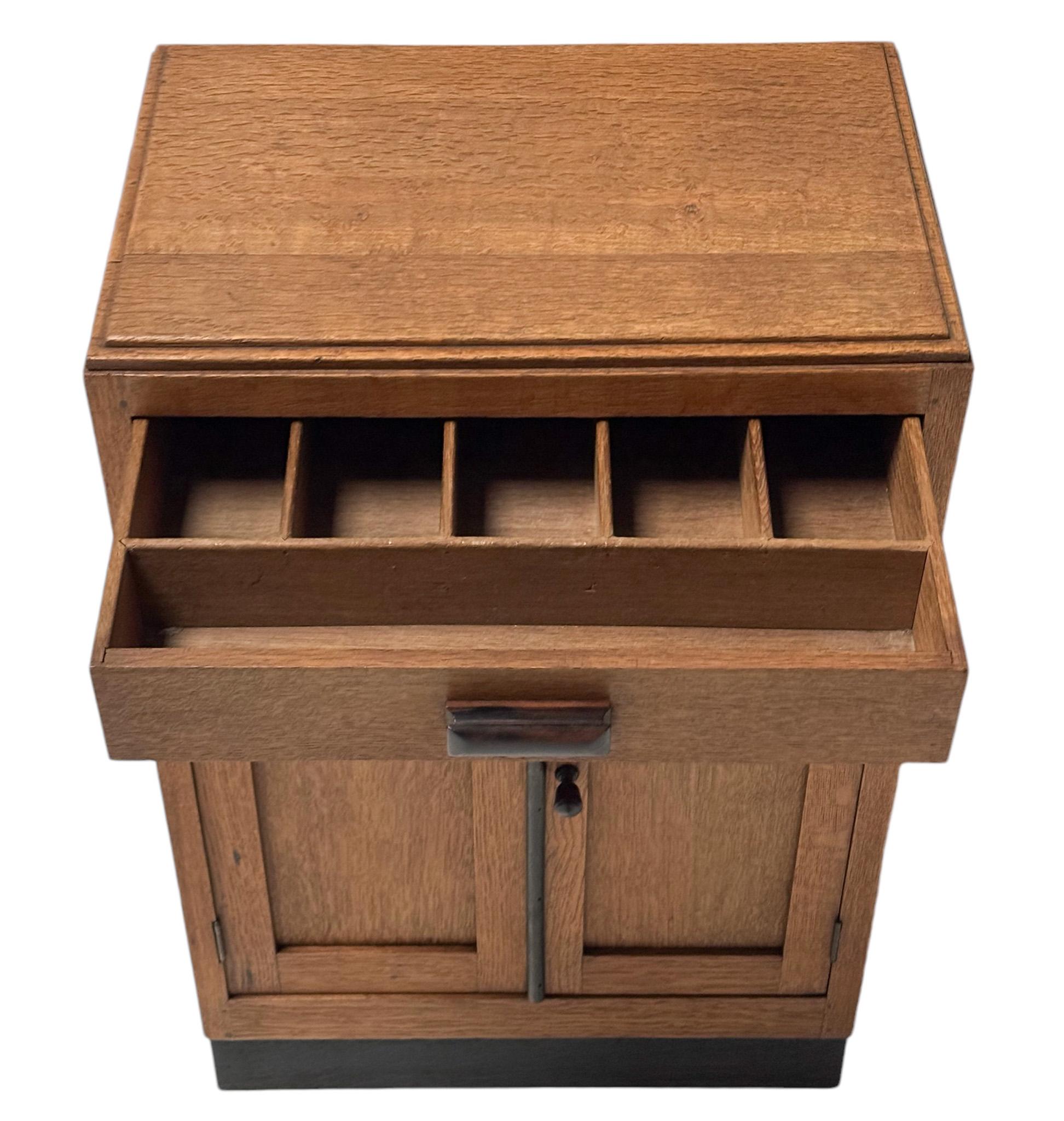 Armario modernista art déco con cajón, años 20 Macasar en venta