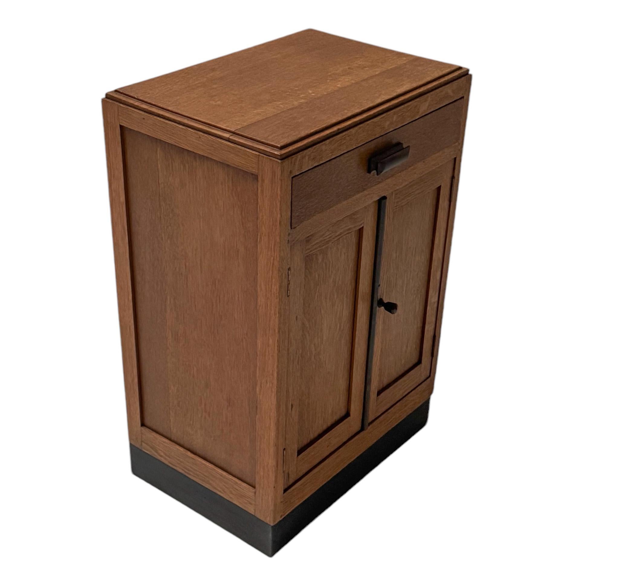 Armario modernista art déco con cajón, años 20 en venta 2