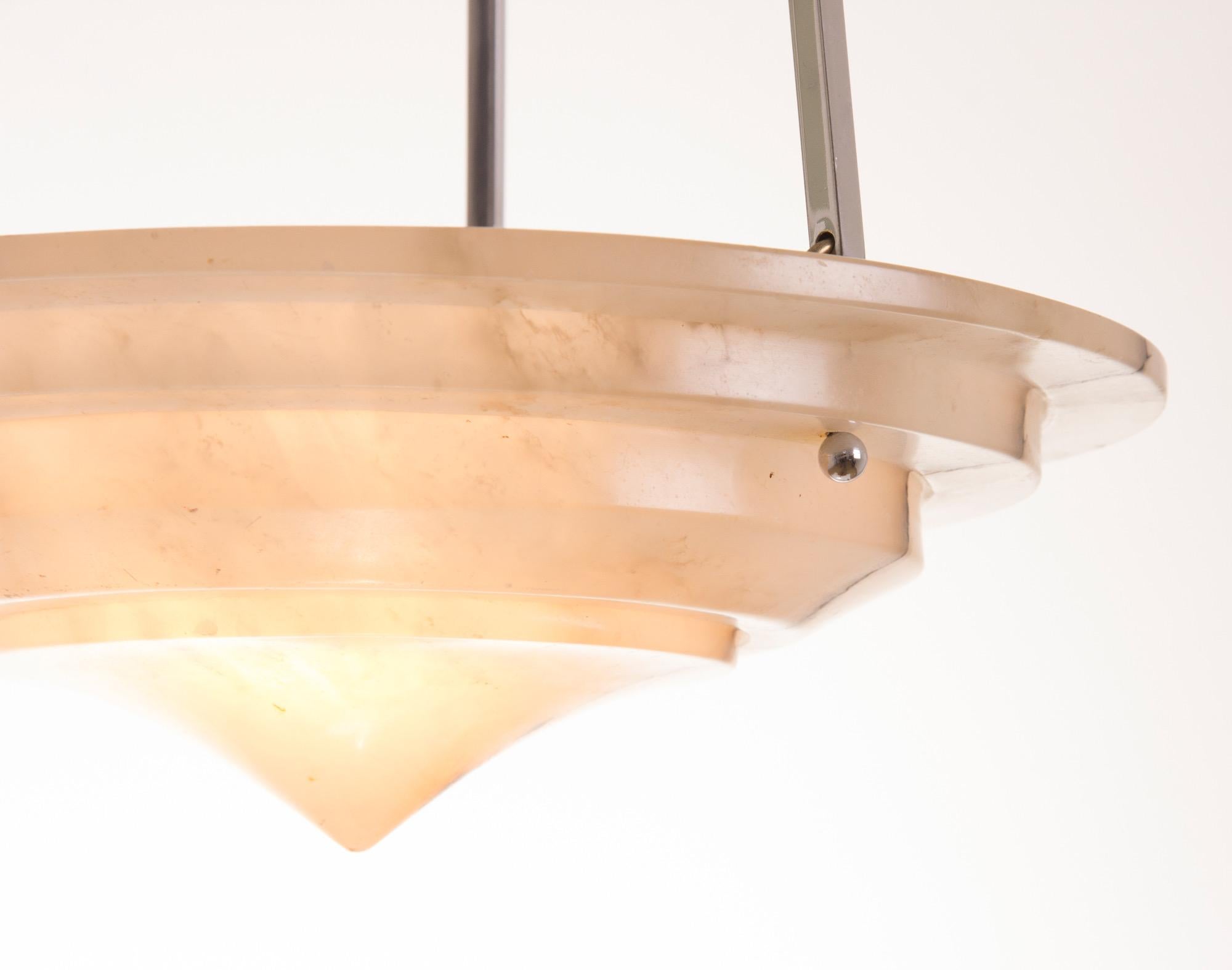 Art Deco modernist Alabaster ceiling pendant in the manner of Adnet
Beautiful stepped alabaster shade held with chrome-plated rods and ceiling rose.
Measures: H 75cm, W 37cm, D 37cm.
French, circa 1930.