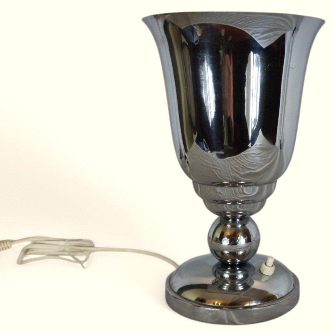 Beautiful Art Deco basin-shaped table / desk lamp in chromed metal.

The inside of the reflector diffuses a beautiful golden yellow light.

Very good condition. No impact marks on the reflector.

Electricity checked and original button. 