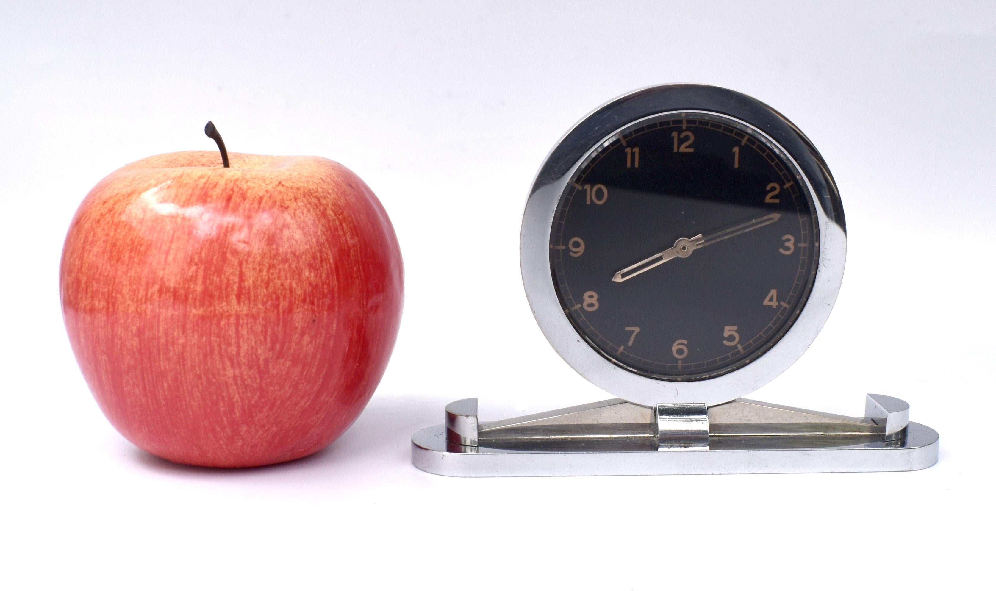 Il n'y a pas de nom de fabricant, mais nous avons trouvé cette horloge Art déco en France et nous pensons donc qu'il est probable qu'elle en soit originaire. Elle est dans un état remarquable pour ses 90 ans et quelques, les chromes sont aussi