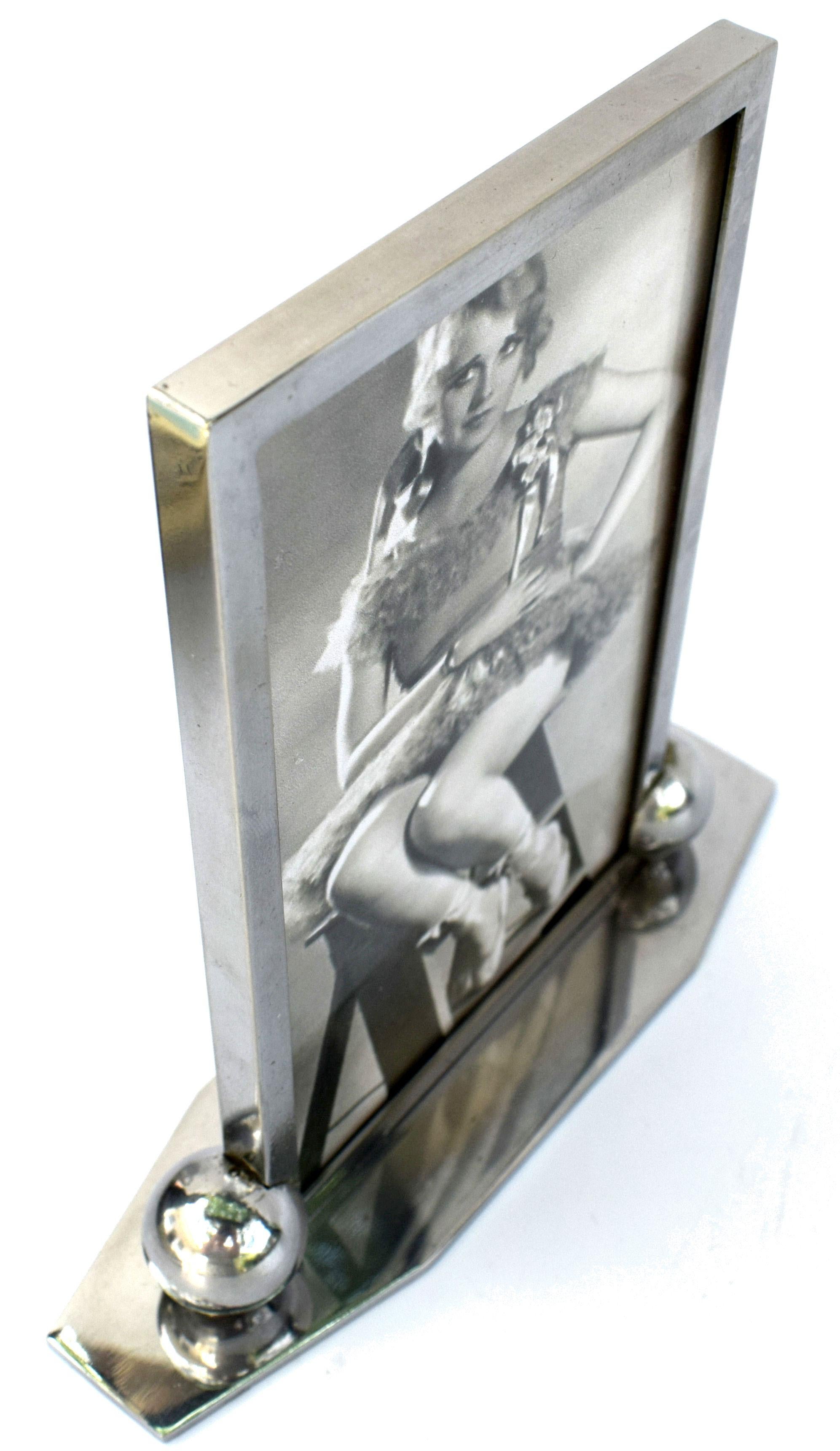 Super stylish 1930s Art Deco modernist picture frame in chrome and glass. The frame has two pieces of glass which slot into the chrome stand allows an image to be displayed both sides of the free standing frame. Ideal size and perfect for any