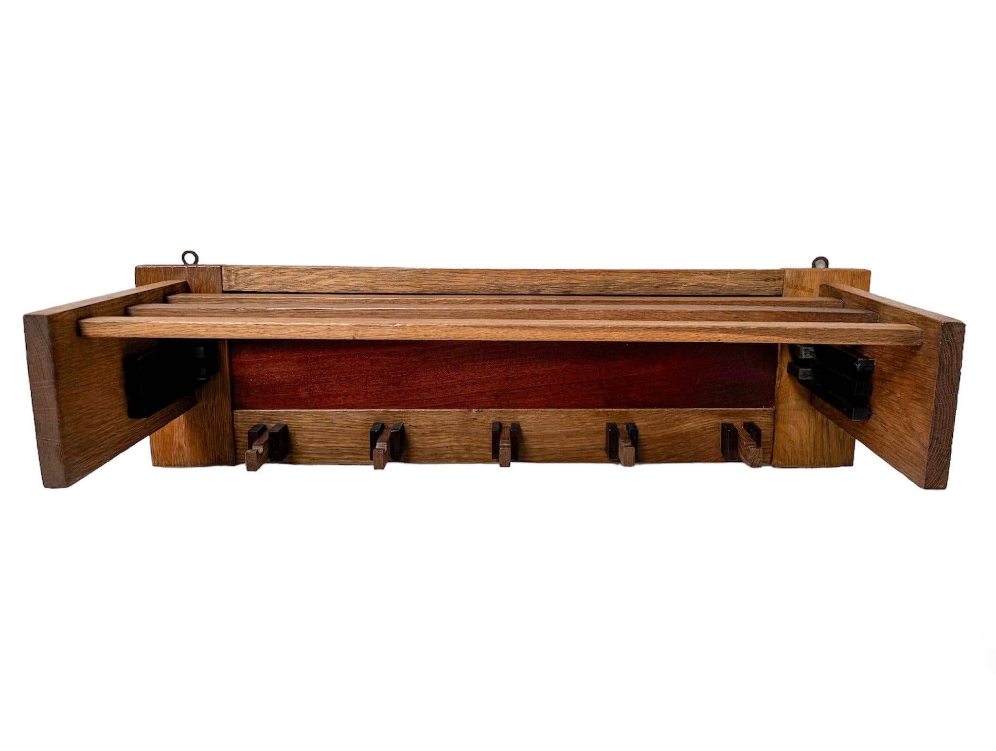 Stunning and rare Art Deco Modernist coat rack.
Striking Dutch design from the 1920s.
Solid oak frame with original padouk elements.
Five original padouk hooks.
This wonderful Art Deco Modernist coat rack is in very good original condition with