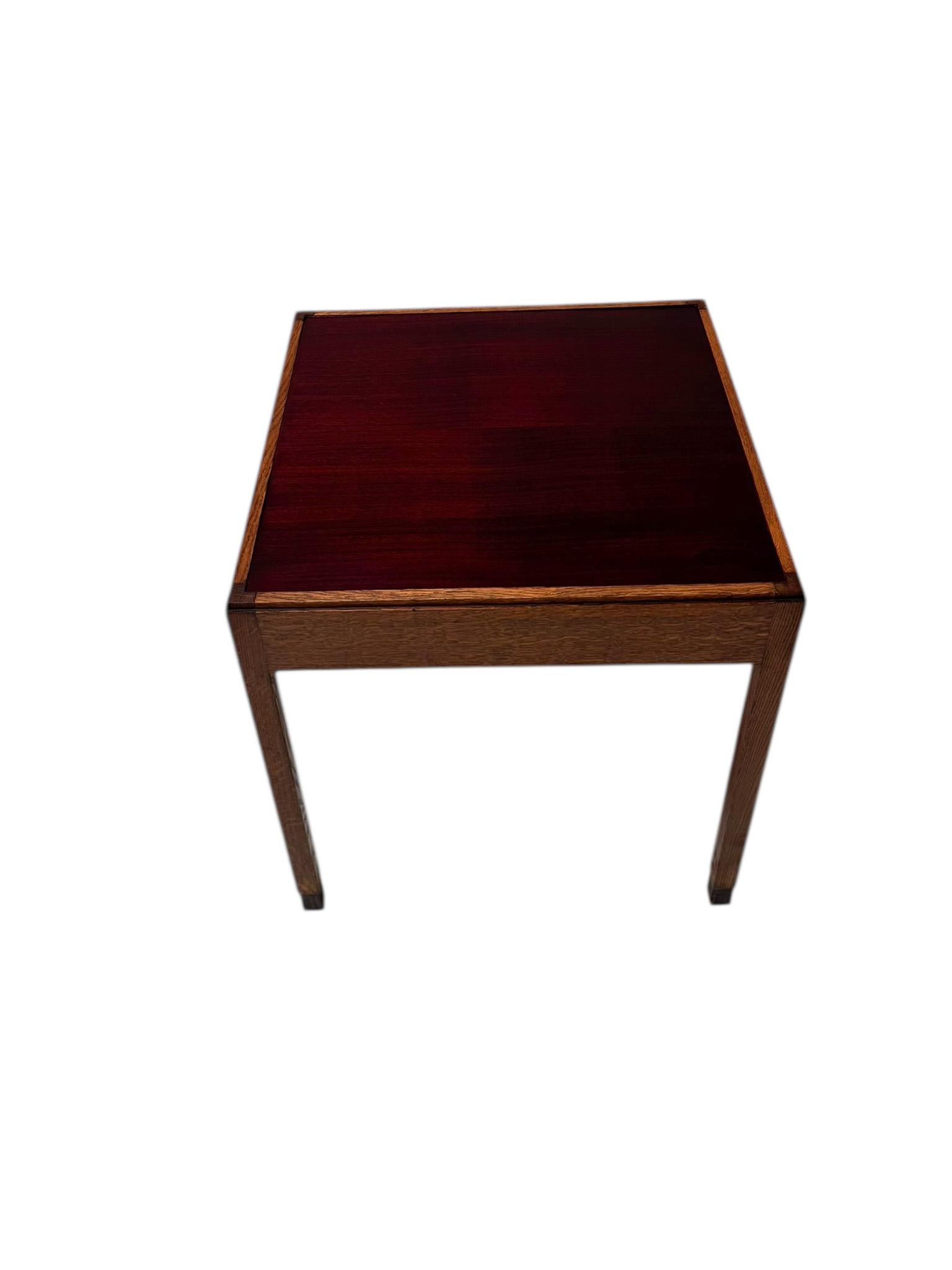 Stunning and elegant Art Deco Modernist coffee table.
Design by J.J. Zijfers Amsterdam.
Striking Dutch design from the 1920s.
Solid oak base with original solid padouk inlaid top.
This wonderful Art Deco Modernist coffee table by J.J. Zijfers