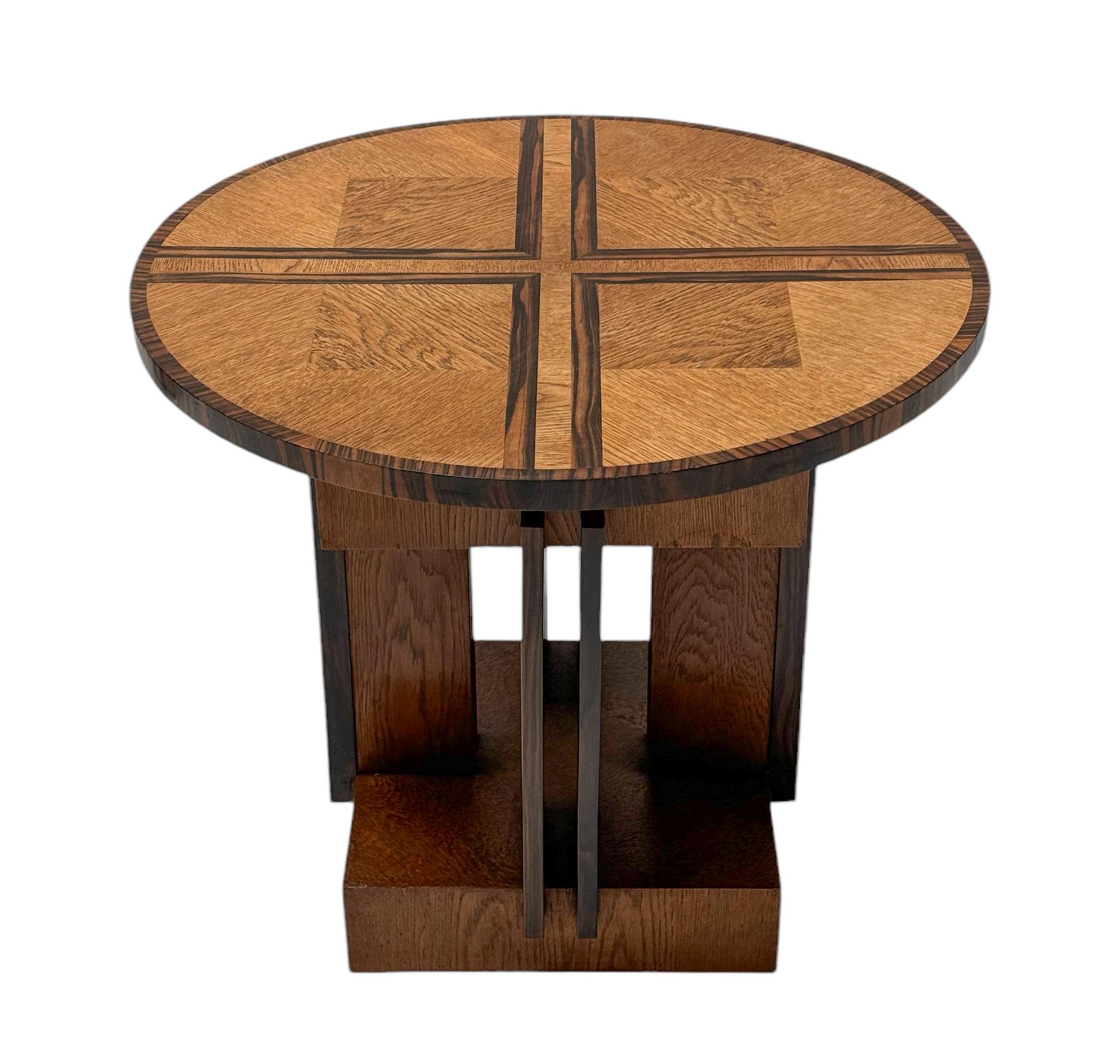 Magnificent and rare Art Deco Modernist coffee table.
Design by P.E.L. Izeren for De Genneper Molen.
Striking Dutch design from the 1920s.
Solid oak and original oak veneered base with solid macassar ebony decorative elements.
The top is original