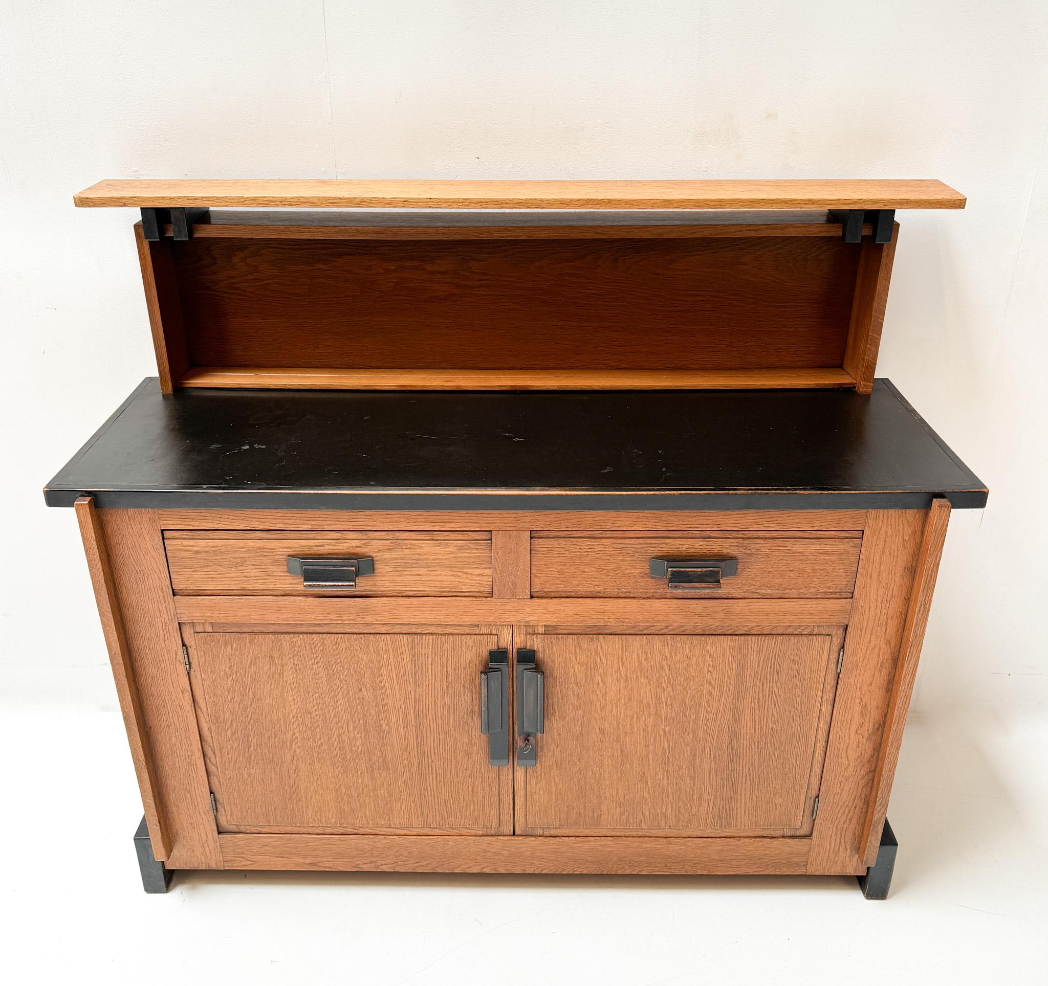 Magnífico y rarísimo aparador o credenza modernista Art Decó.
Diseño de Jan Brunott.
Llamativo diseño holandés de los años 1920.
Base de roble macizo con tiradores originales lacados en negro tanto en las puertas como en los cajones.
Encimera