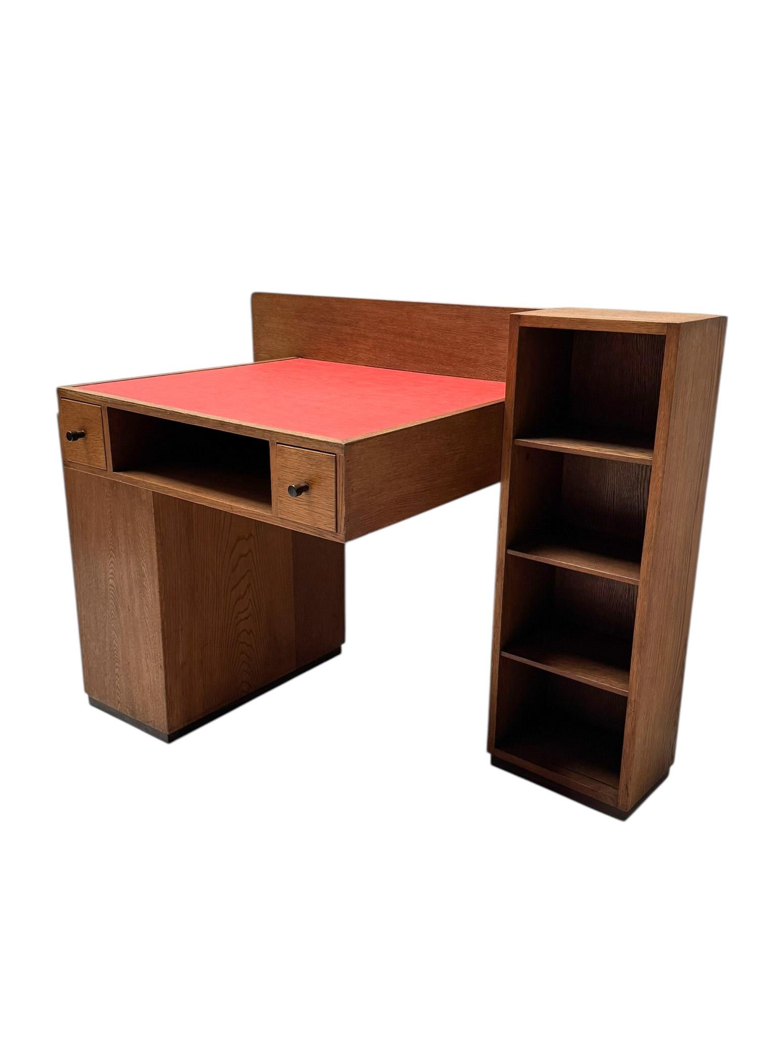 Magnifica e rara scrivania modernista in stile Art Déco.
Design di P.E.L. Izeren per De Genneper Molen.
Un sorprendente design olandese degli anni '1920.
Base in rovere massiccio e impiallacciatura originale in rovere con libreria a giorno