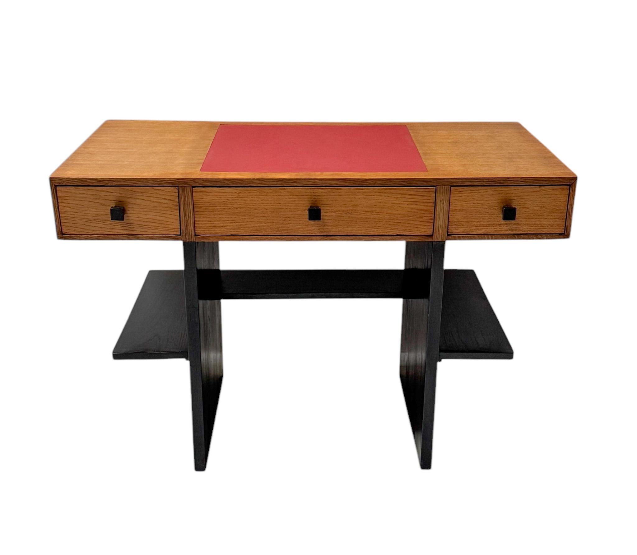 Magnífico y raro escritorio o mesa de escribir modernista Art Decó.
Diseño de Jan Brunott.
Llamativo diseño holandés de los años 1920.
Base original de roble lacado en negro con tablero original chapado en roble.
La sección de escritura ha sido
