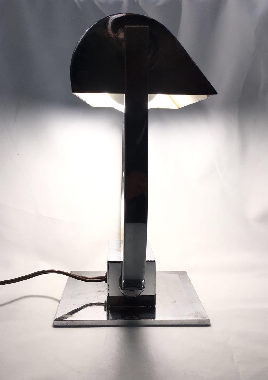 Art Deco chromed table lamp or desk lamp.
Adjustable chromed shade.
Measures: Height 23 cm, width 22.5 cm, depth 12 cm.