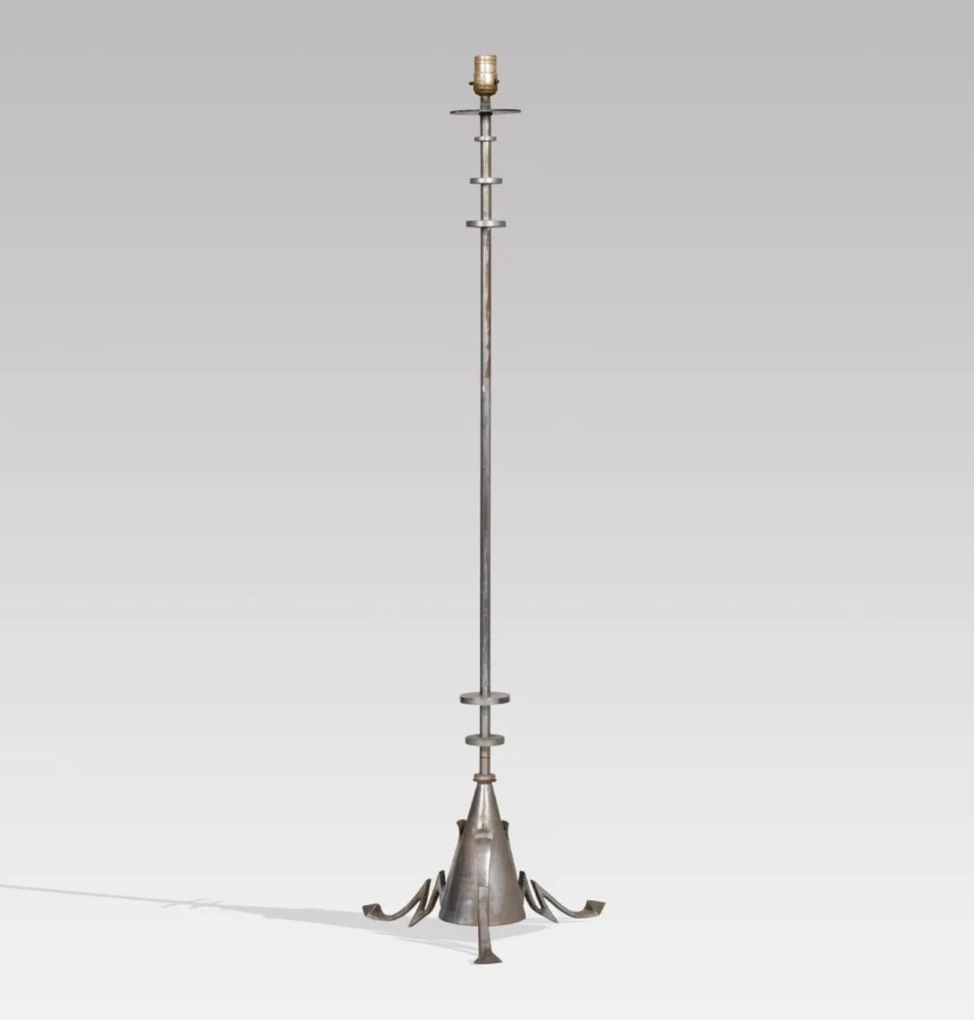 Un'intrigante e unica lampada da terra Art Deco Modernista del 1920 circa, che unisce diverse influenze di design - in particolare l'Art Deco di New York ed elementi vittoriani - e che si erge in una silhouette ispirata a un grattacielo da una base