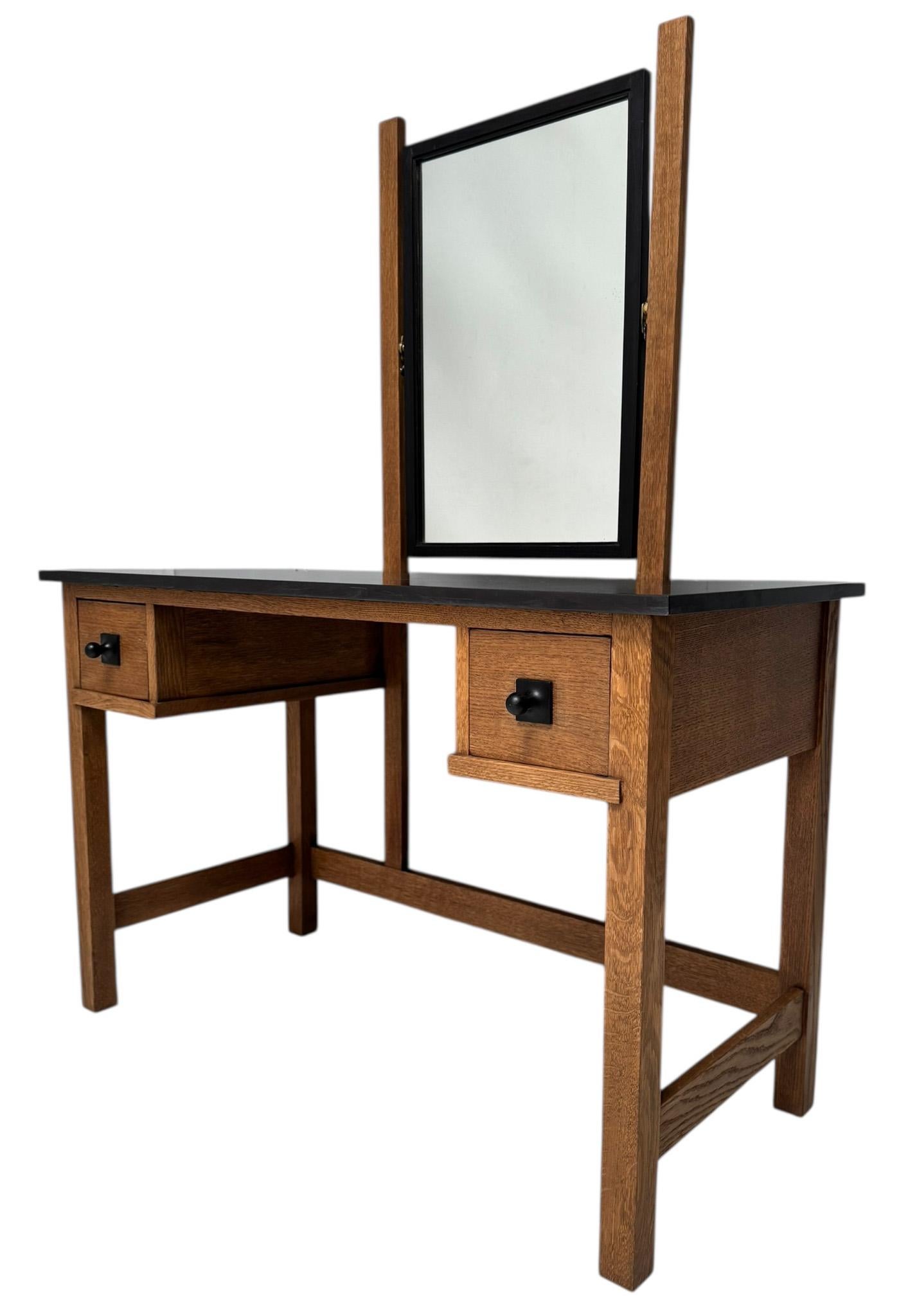 Magnificent and ultra rare Art Deco Modernist dressing table or vanity.
Design by Hendrik Wouda for H. Pander & Zonen Den Haag.
Striking Dutch design from the 1920s.
Solid oak base with original black lacquered mirror and two original black