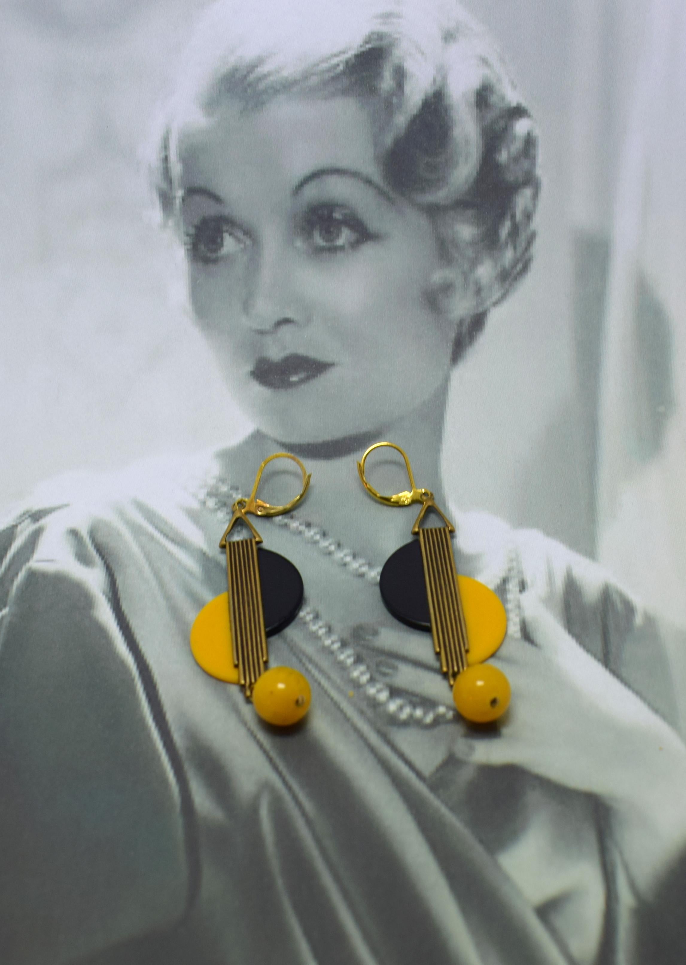 Beautiful piece of jewellery are these modernist pair of drop earrings. As one of the leading manufacturers of jewellery the European Art Deco produced in the 20's and 30's very innovative and individual pieces of jewellery, aesthetically