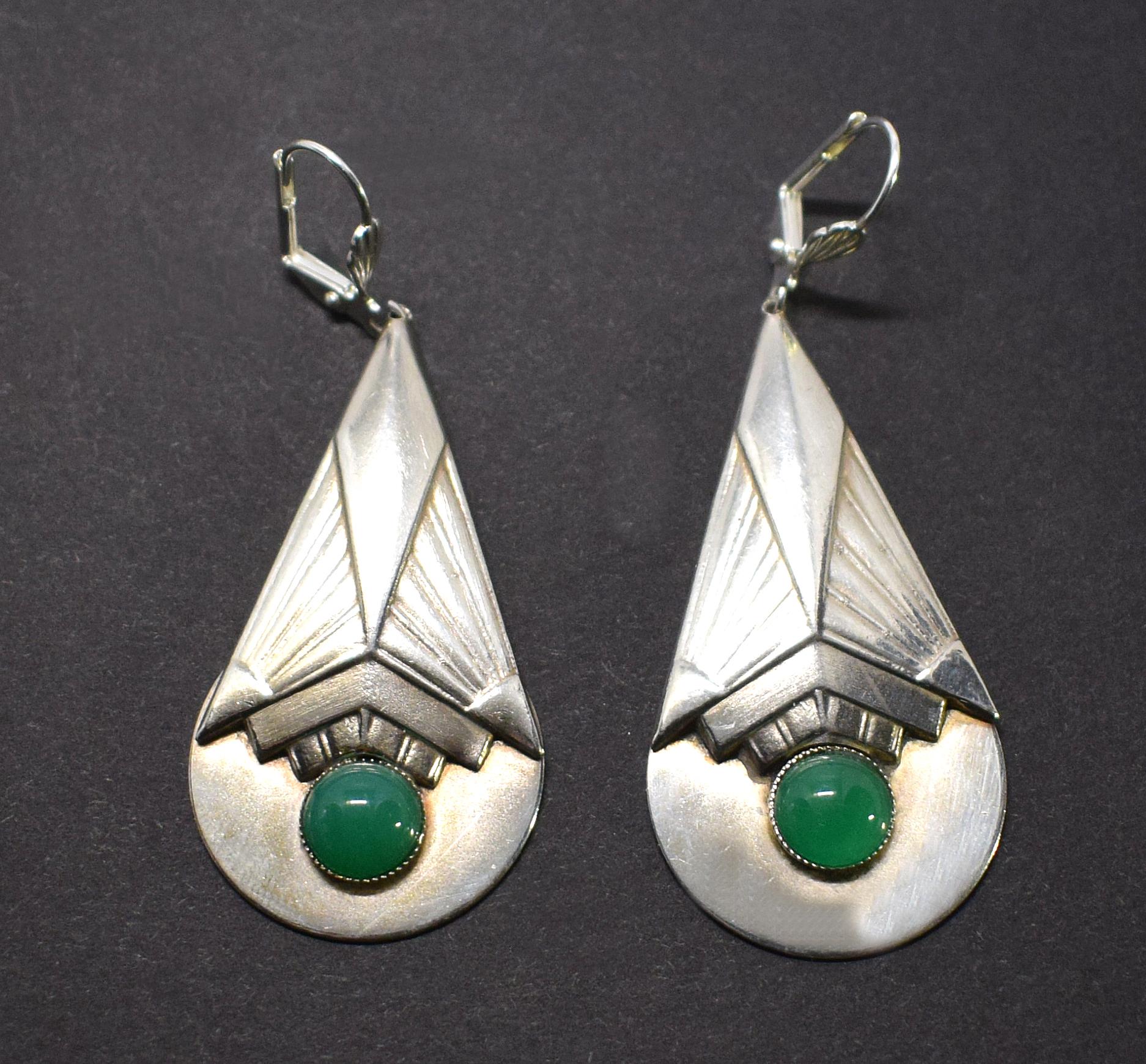 Super stylish pair of Art Deco modernist earrings dating to the 1930's. Europe was one of the leading manufacturers of Art Deco jewellery in the 20's and 30's with very innovative and individual pieces of jewellery, aesthetically characterised by