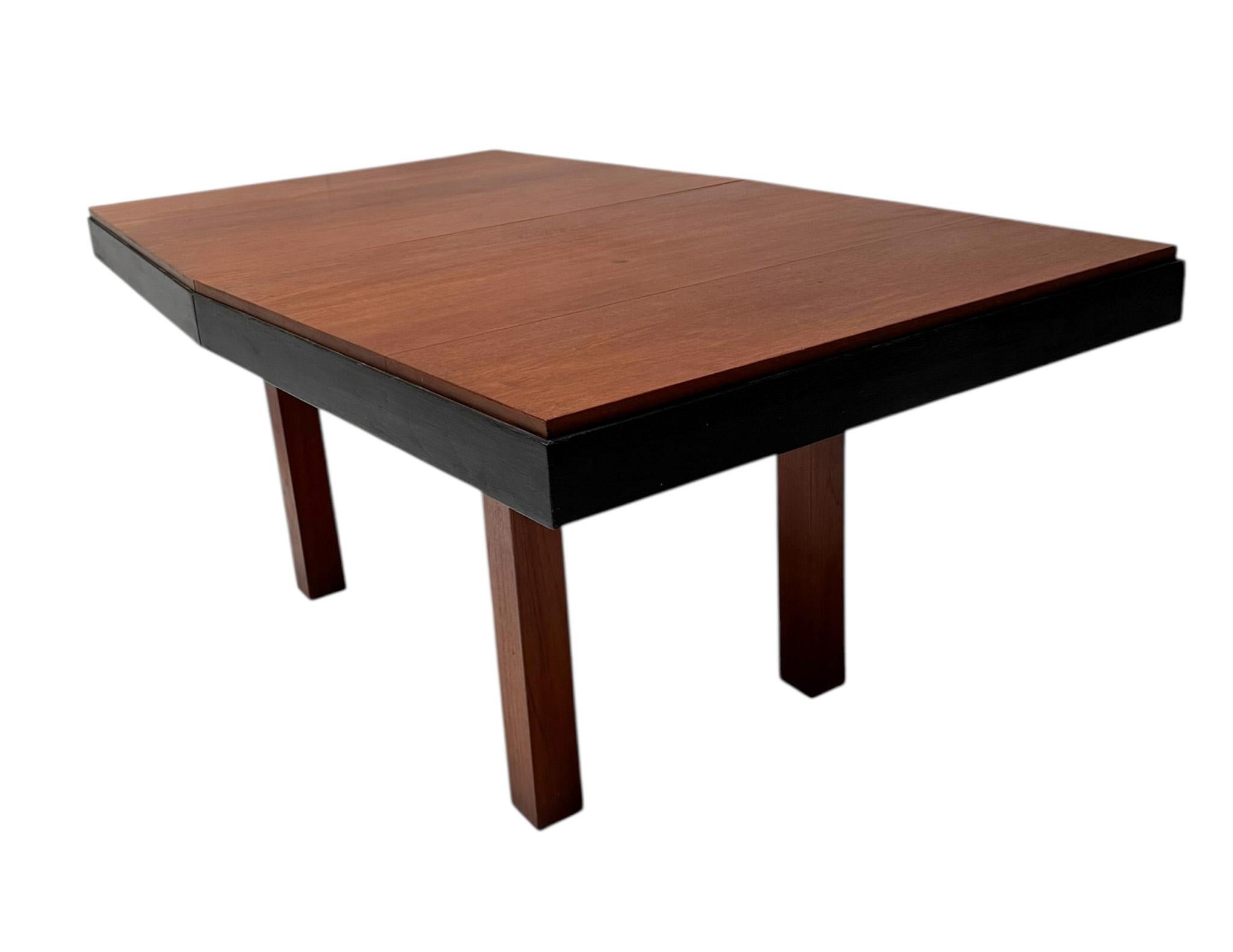 Magnificent and ultra rare Art Deco Modernist extending dining room table.
Design by Toko v/d Pol Semarang.
Striking Dutch/Indonesian design from the 1920s.
Solid teak base and top with original black lacquered lining.
Measurements of the dining