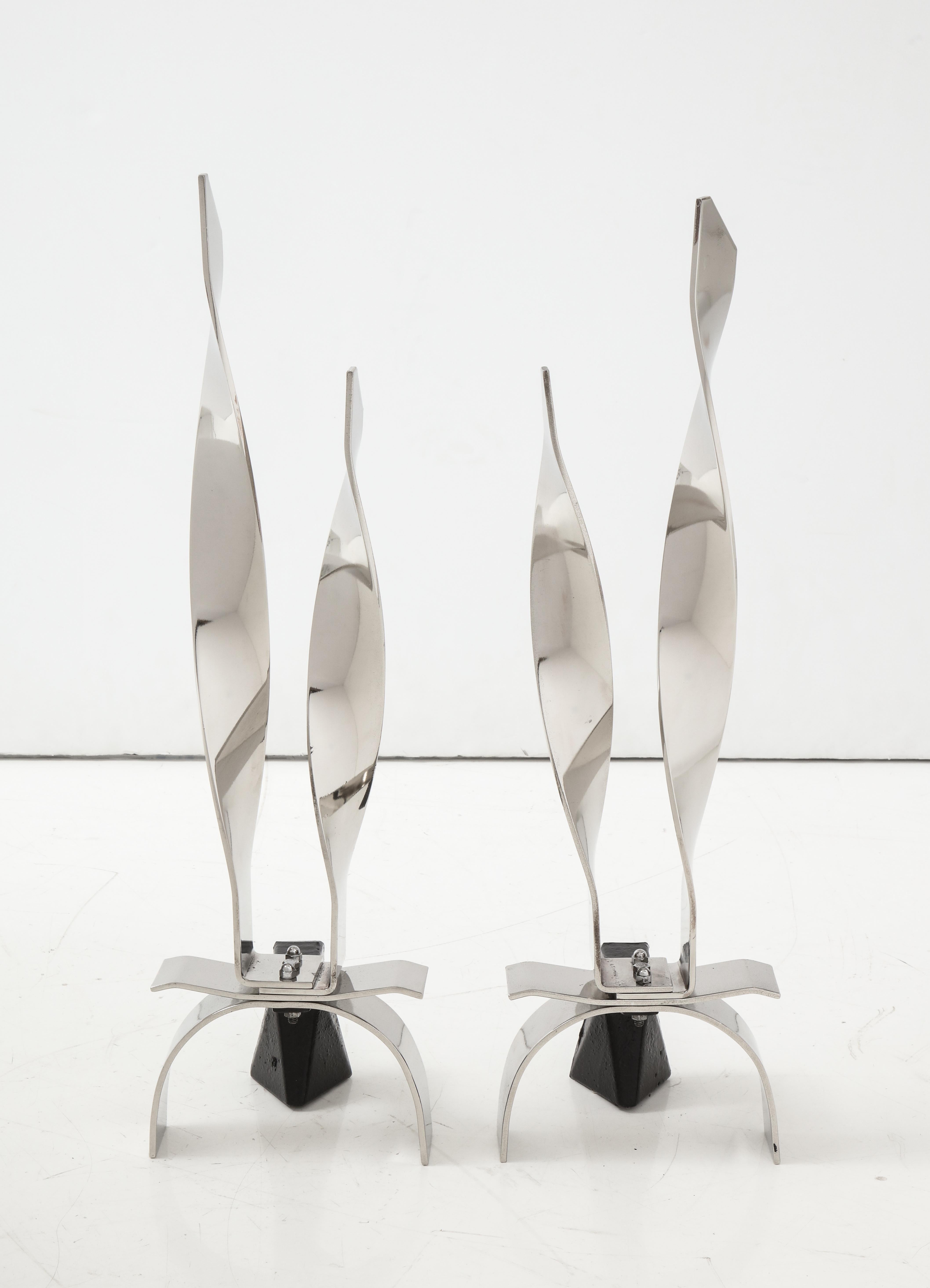 Mid-Century moderno Art Deco, Modernist Flat Bar Helix Andirons in vendita