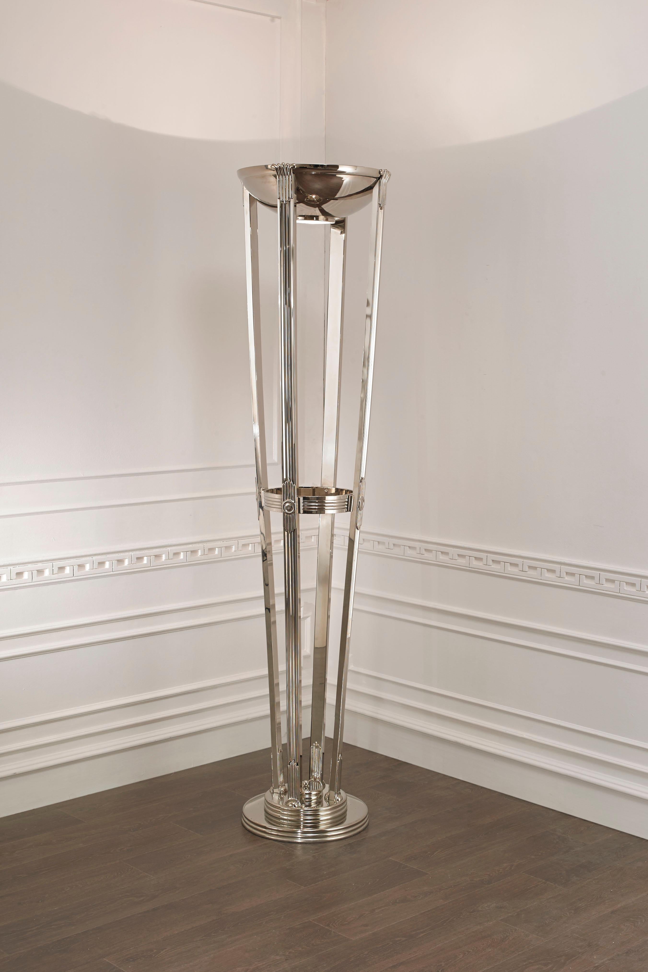 Le lampadaire Art Déco en bronze peut être proposé en finition nickel, or ou vieux bronze.