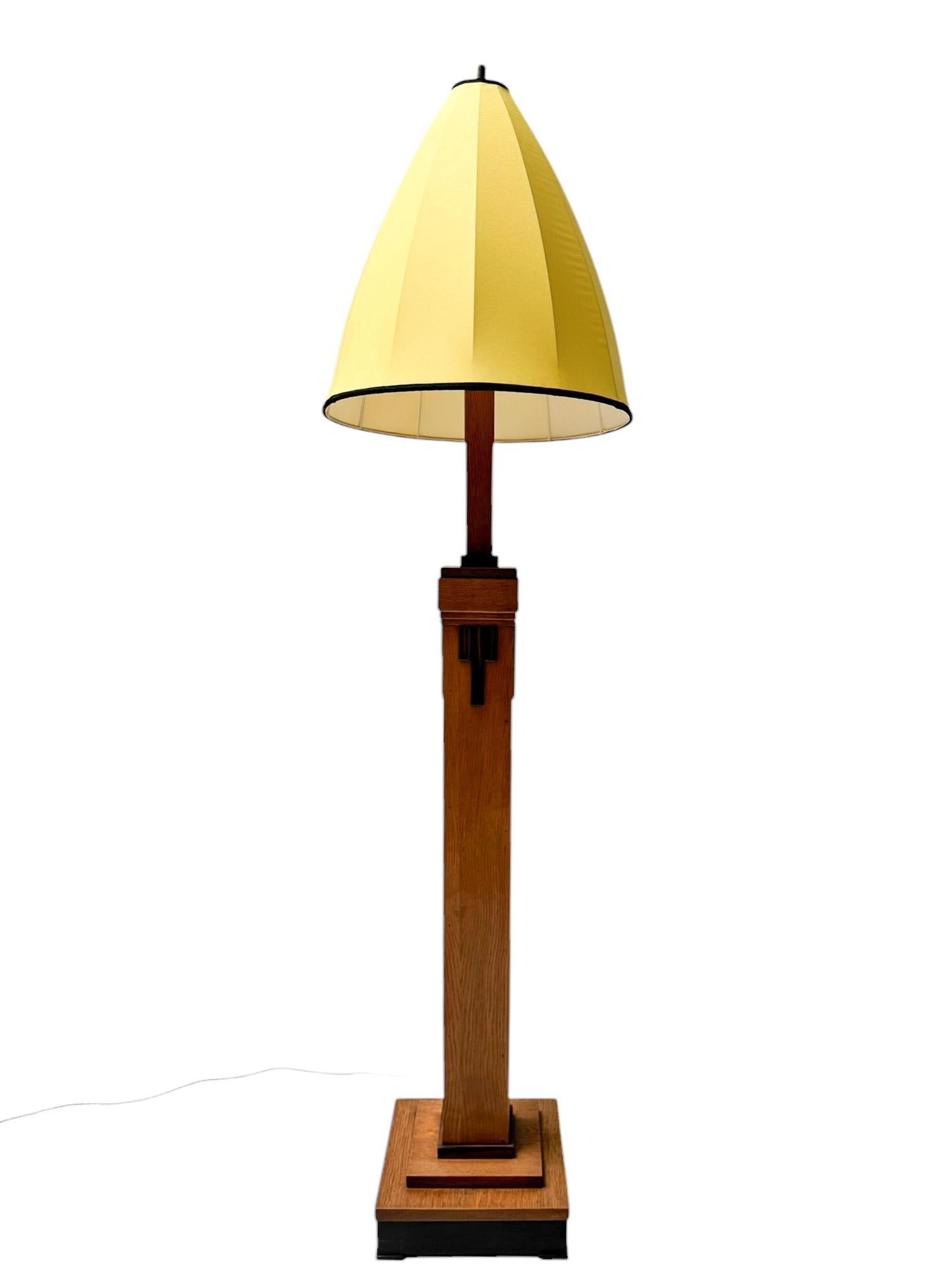 Art déco Lampadaire Art Déco moderniste avec abat-jour en soie Shantung, années 1920 en vente