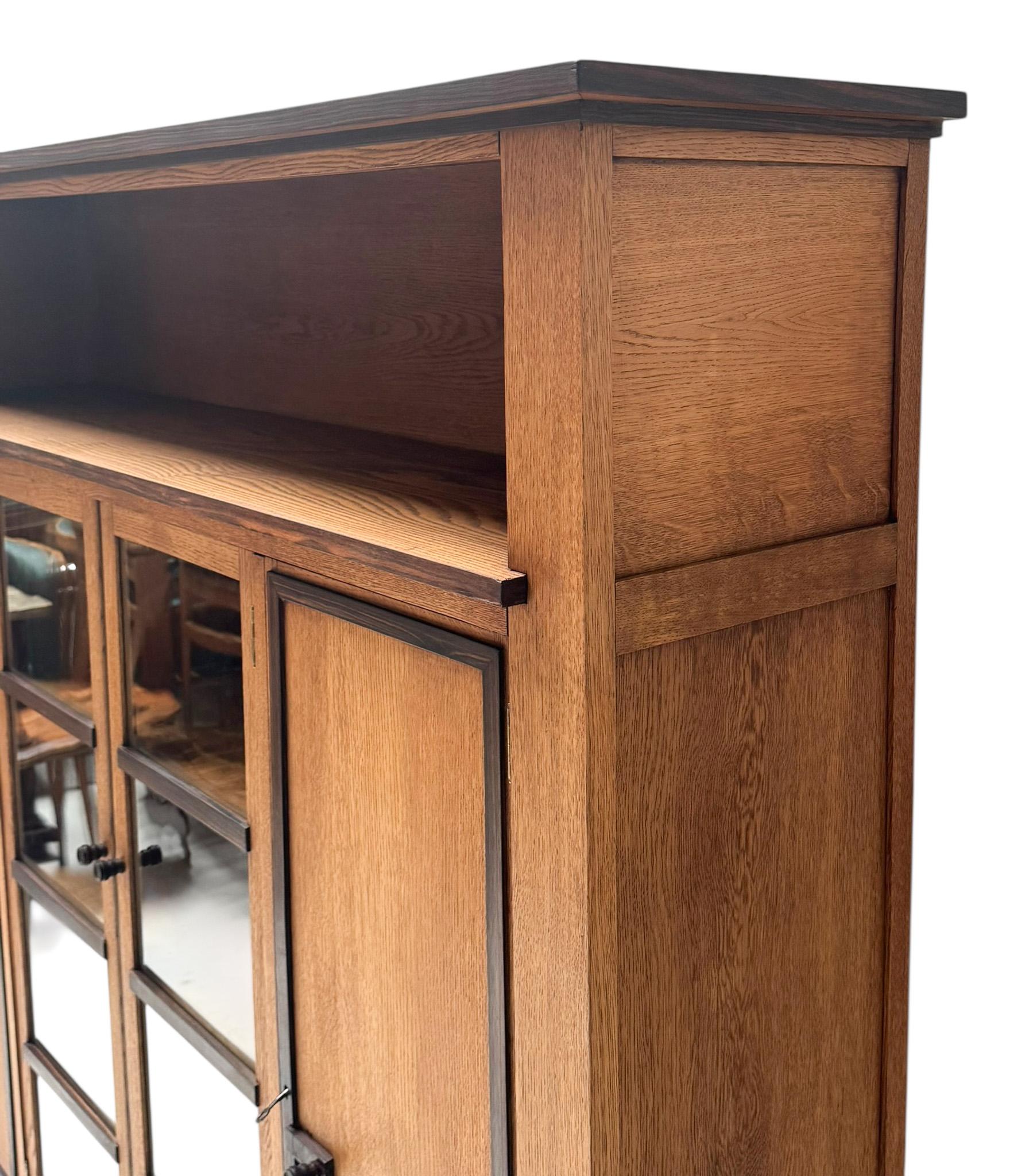 Bibliothèque art déco moderniste à quatre portes, années 1920 en vente 3