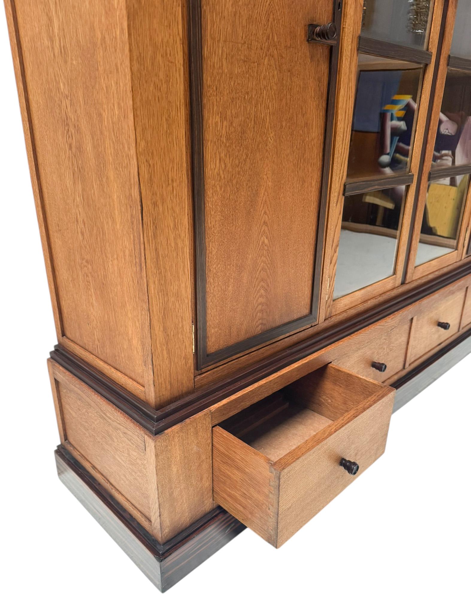 Bibliothèque art déco moderniste à quatre portes, années 1920 en vente 6