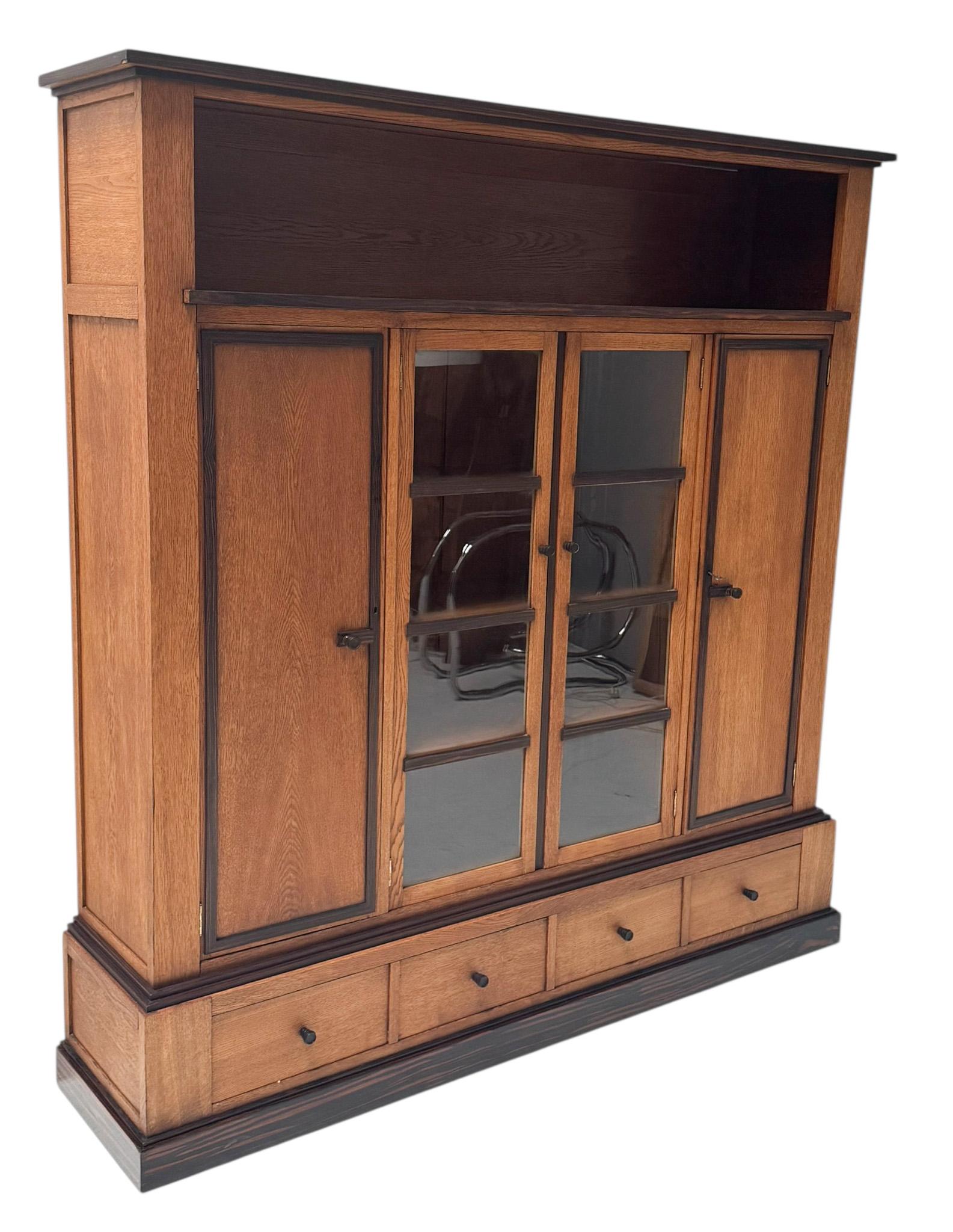 Verre Bibliothèque art déco moderniste à quatre portes, années 1920 en vente