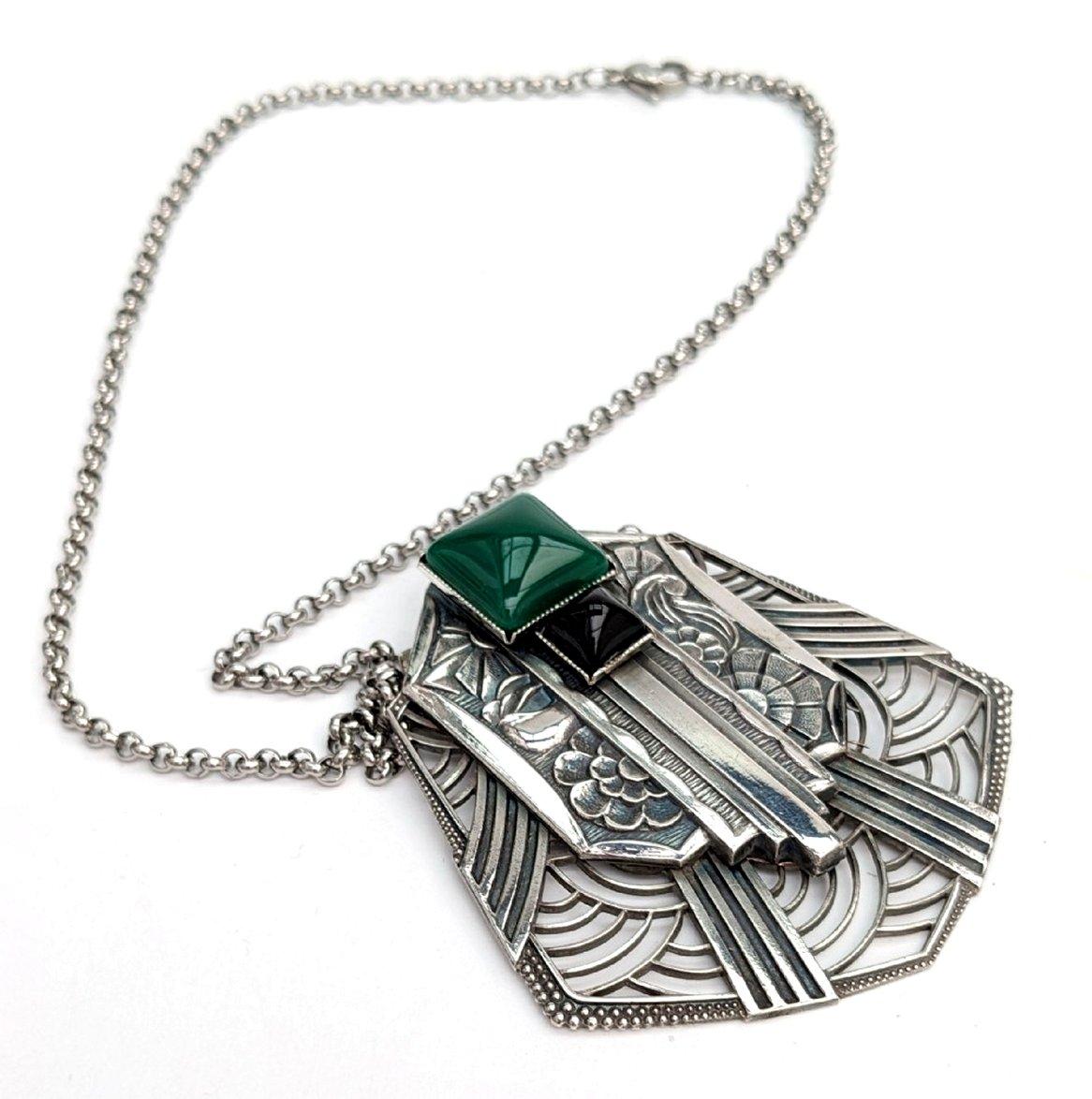 Merveilleuse montre de femme Art déco originaire de France. Fabuleux collier Art déco en maillechort avec pierres centrales vertes et noires. Il est tout simplement Art déco et les femmes qui aiment cette période adoreront ce bijou. L'un des