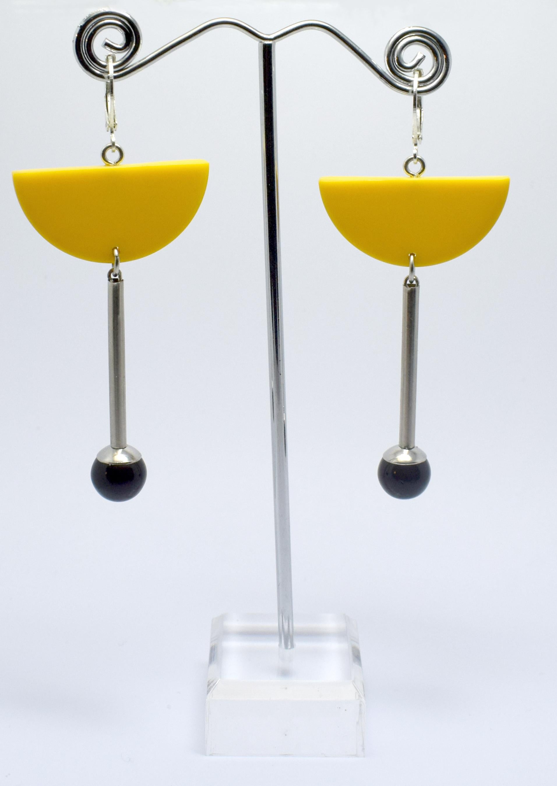 Modernistische Ohrringe im Art-Déco-Stil mit Galalith, Jet und Chrom im Zustand „Gut“ im Angebot in Westward ho, GB