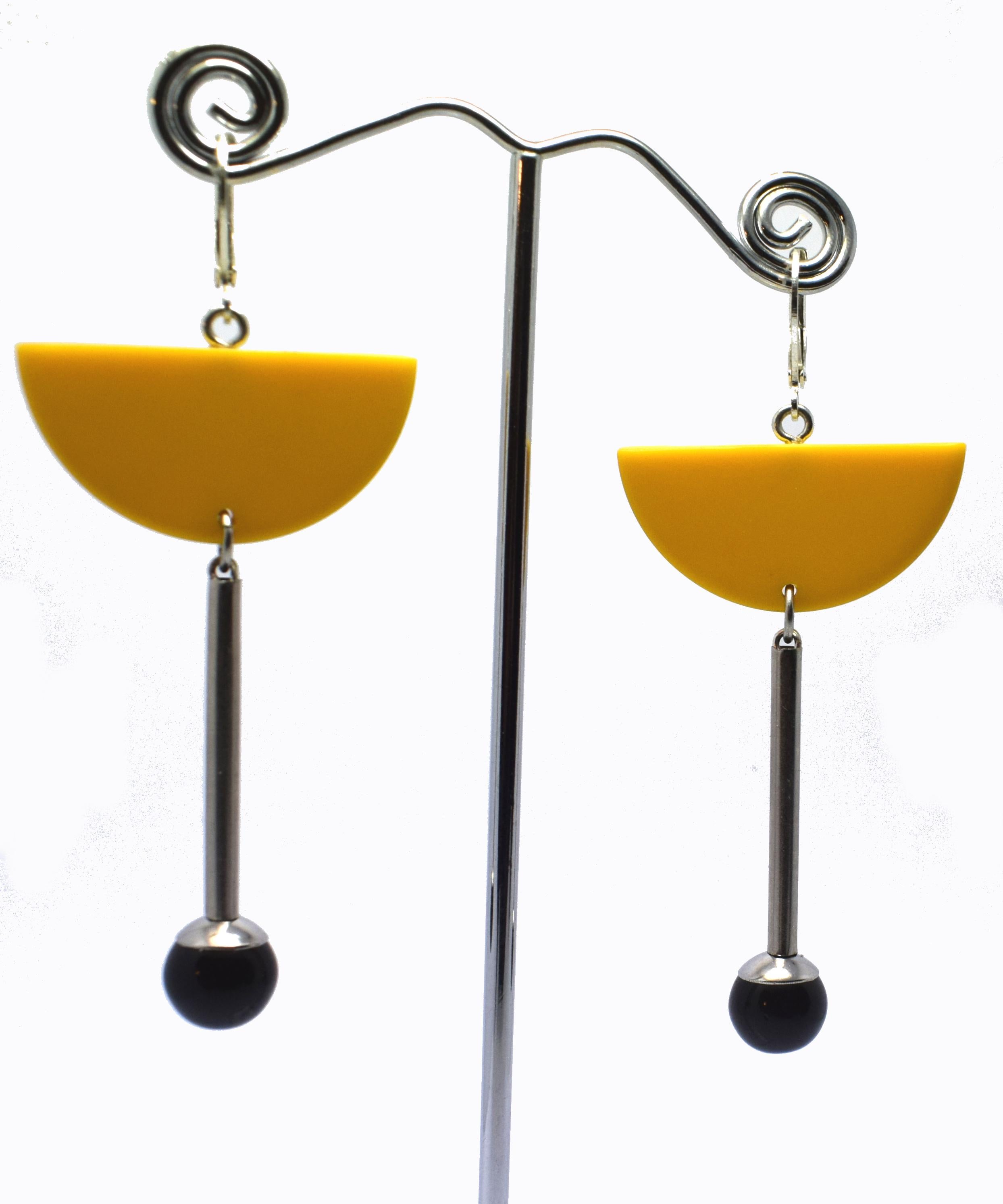 Modernistische Ohrringe im Art-Déco-Stil mit Galalith, Jet und Chrom im Angebot 1