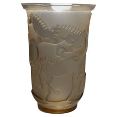 Vaso in vetro modernista Art déco con cavalli. Jean LUCE (Attr.)