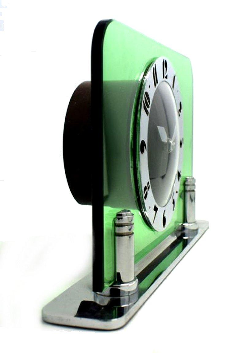 Horloge électrique Art Déco moderniste en verre vert par Smiths Clockmakers, vers 1930 en vente 5