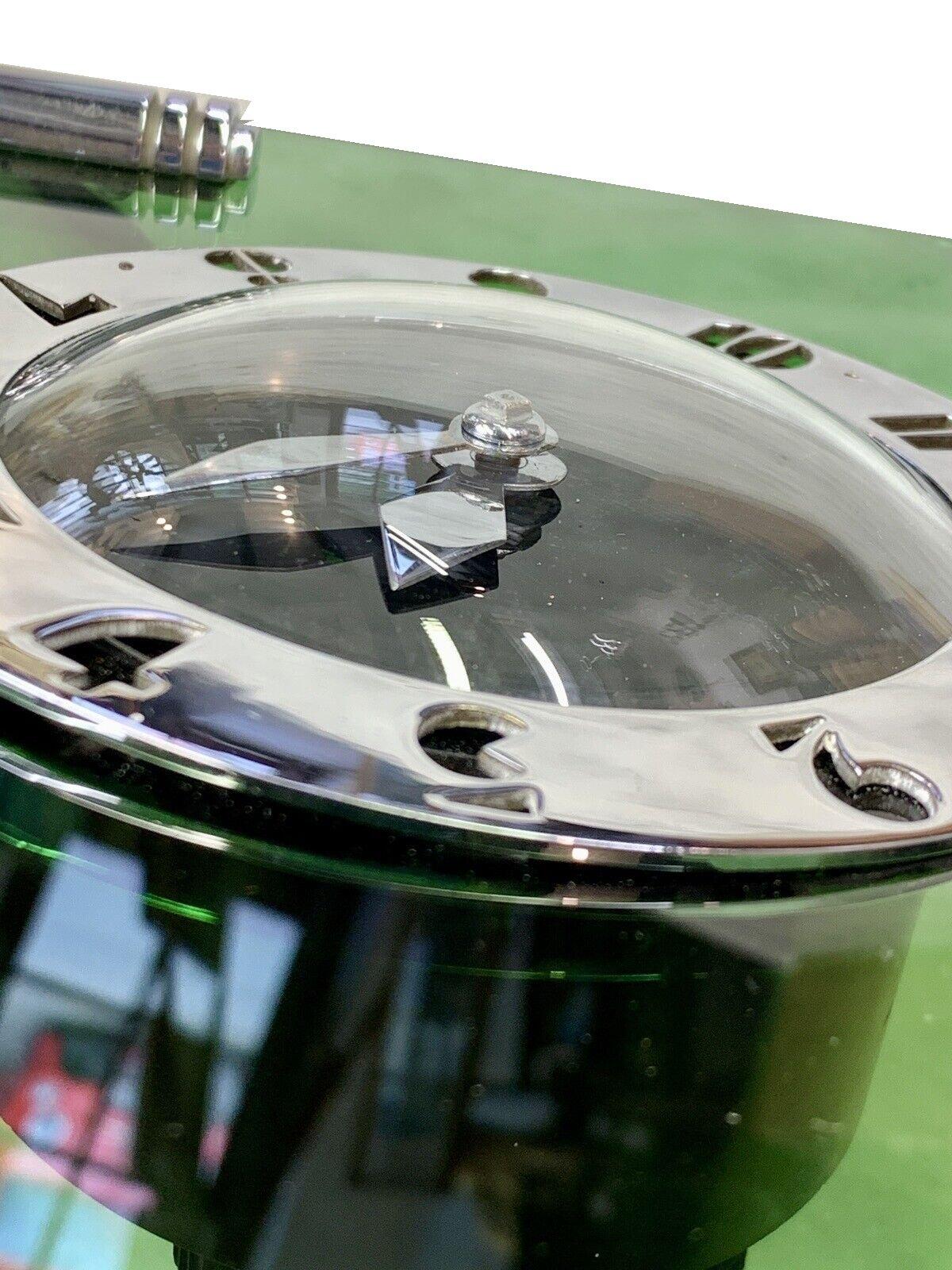 Horloge électrique Art Déco moderniste en verre vert par Smiths Clockmakers, vers 1930 Bon état - En vente à Devon, England