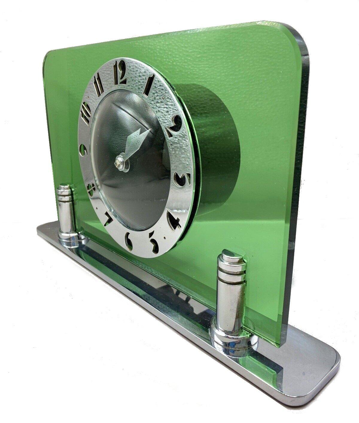 Verre Horloge électrique Art Déco moderniste en verre vert par Smiths Clockmakers, vers 1930 en vente