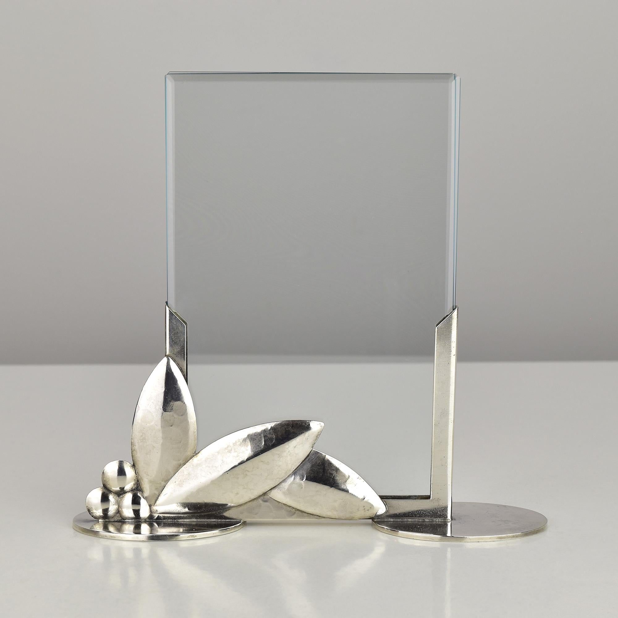 Eleganter versilberter Art-Déco-Bilderrahmen der WMF (Württembergische Metallwarenfabrik) aus der Bauhaus-Ära, ca. 1920-1930er Jahre. Der Rahmen ist im modernistischen Stil mit handgehämmerten Details gefertigt und zeigt eine geometrische