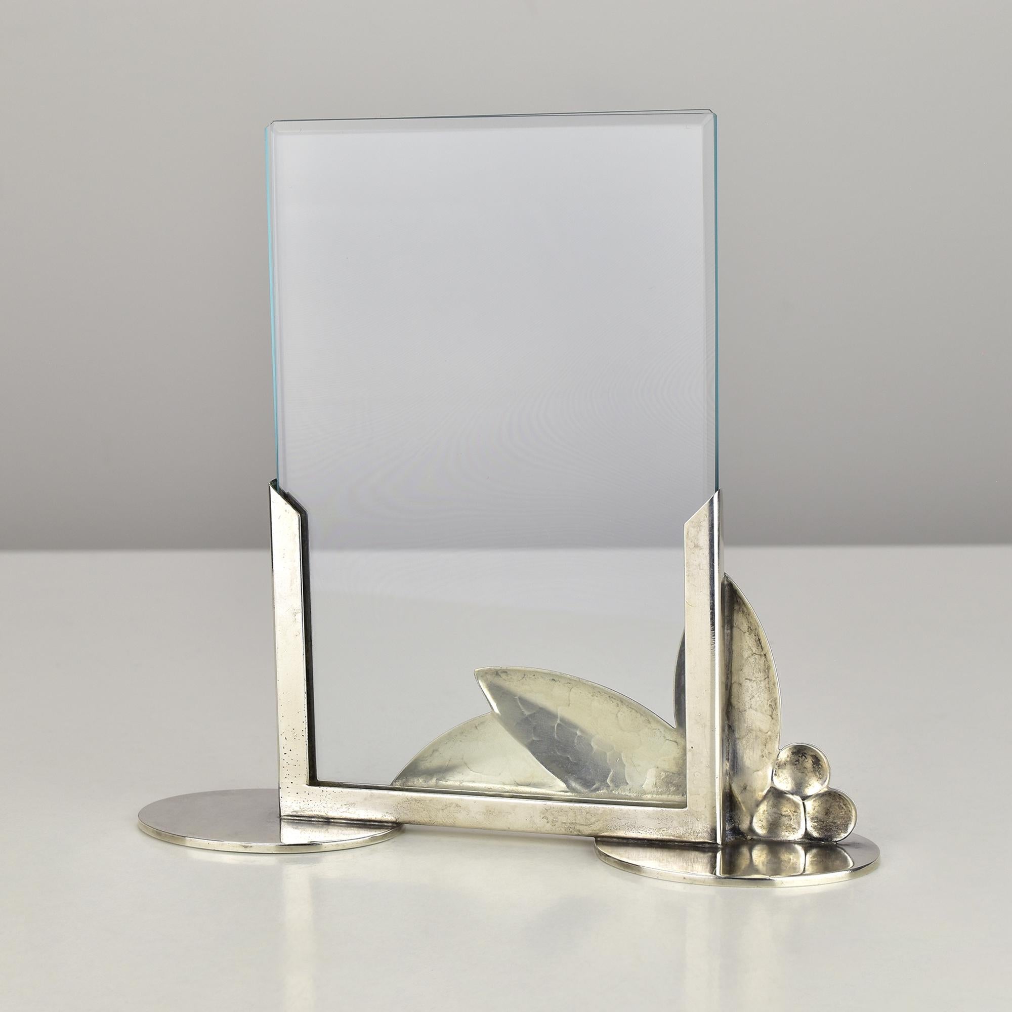 Art Deco Modernist Handgehämmerter Fotorahmen von WMF Bauhaus Ära (Versilbert) im Angebot