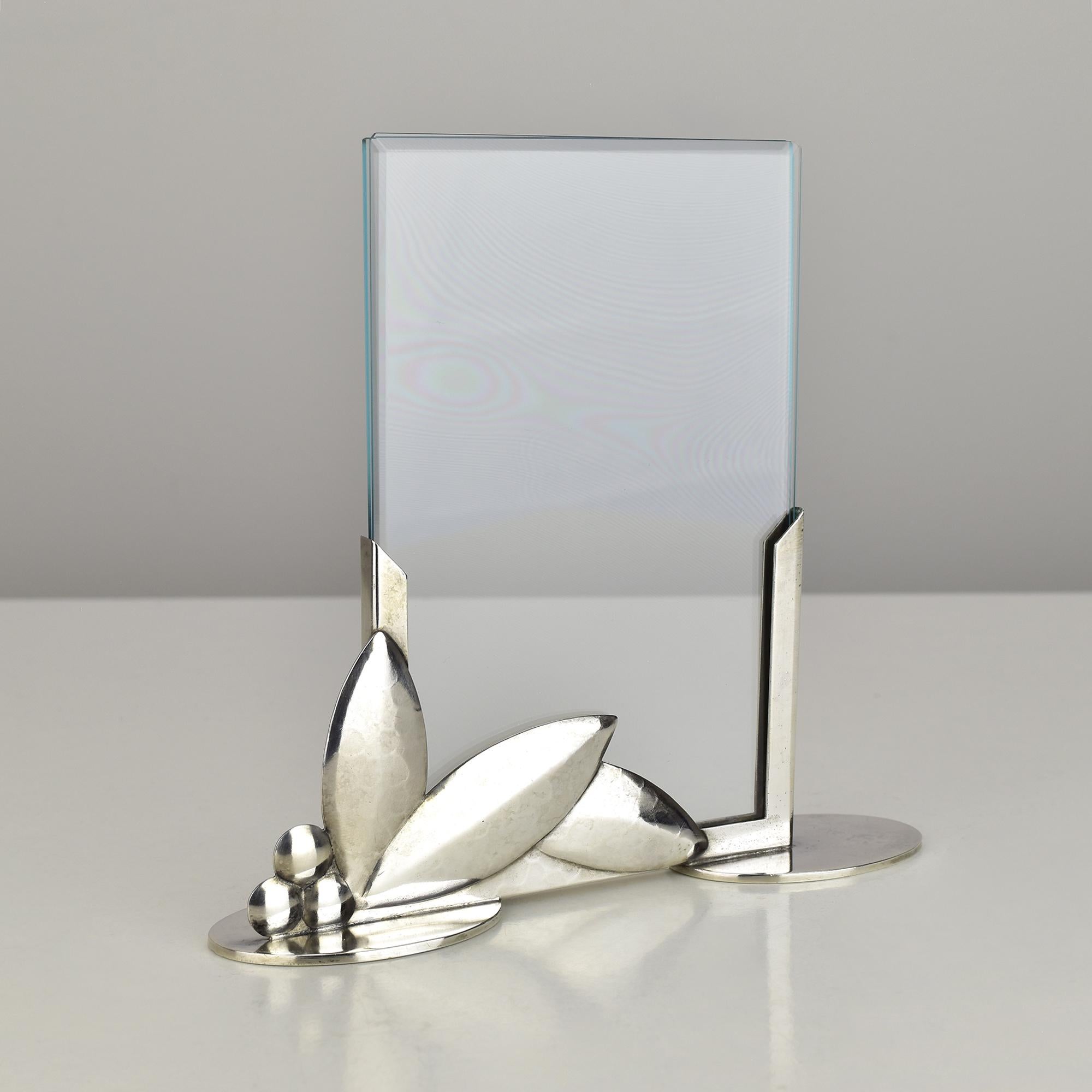 Art Deco Modernist Handgehämmerter Fotorahmen von WMF Bauhaus Ära (Frühes 20. Jahrhundert) im Angebot