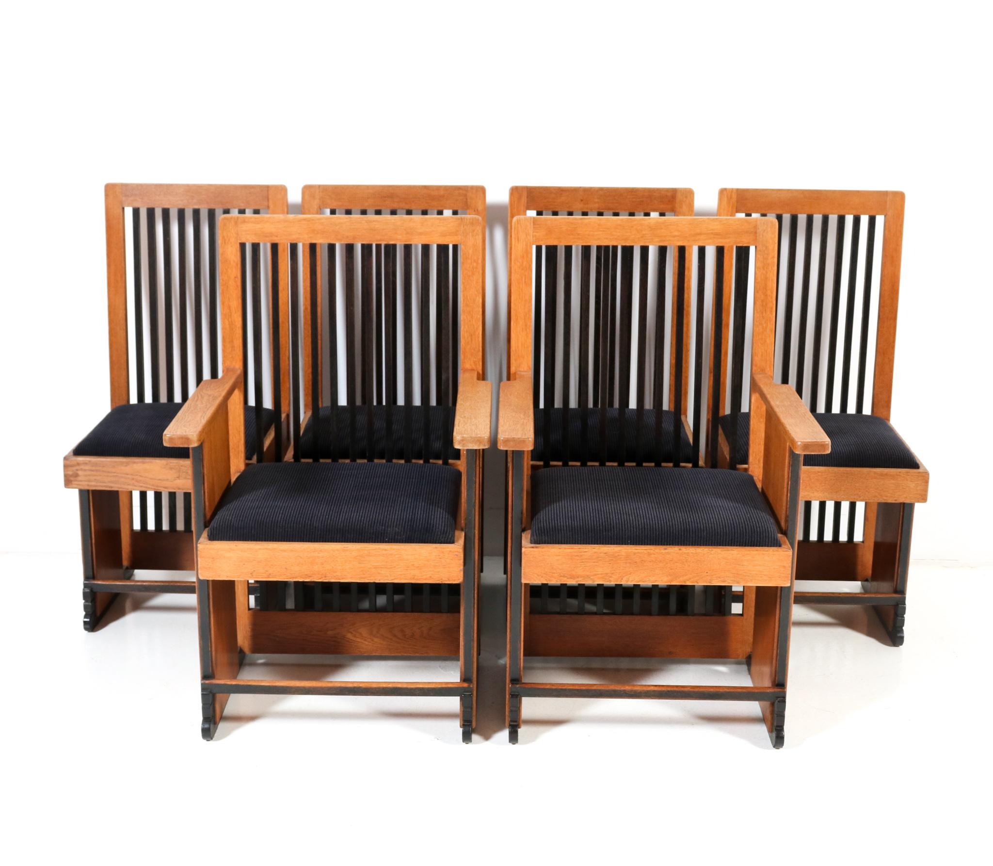 Magnifique et ultra rare ensemble de six chaises de salle à manger Art Déco Moderniste à haut dossier.
Conception par l'architecte Caspers.
Un design néerlandais saisissant des années 1920.
Les deux fauteuils et les quatre chaises d'appoint sont