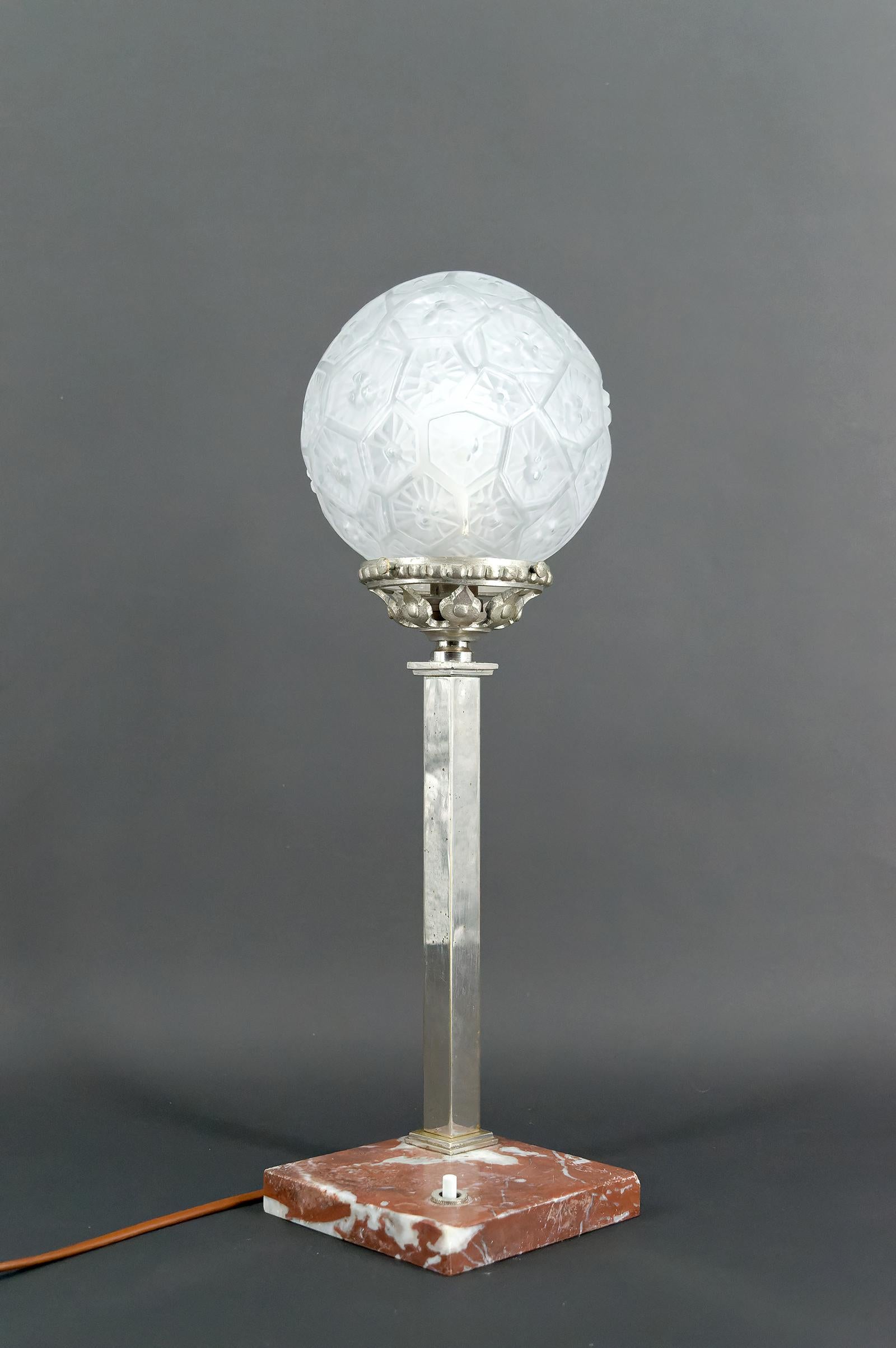 Esta lámpara de mesa/escritorio, típica del movimiento Art Déco, se fabricó en Francia hacia 1925, una época en la que el arte del diseño se combinaba a la perfección con una artesanía excepcional. Refleja la modernidad de esta época, combinando