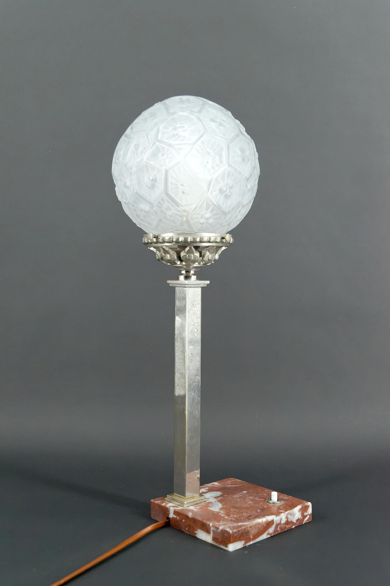 Lámpara modernista art déco de mármol, cromo y cristal, Francia, circa 1925 Art Decó en venta