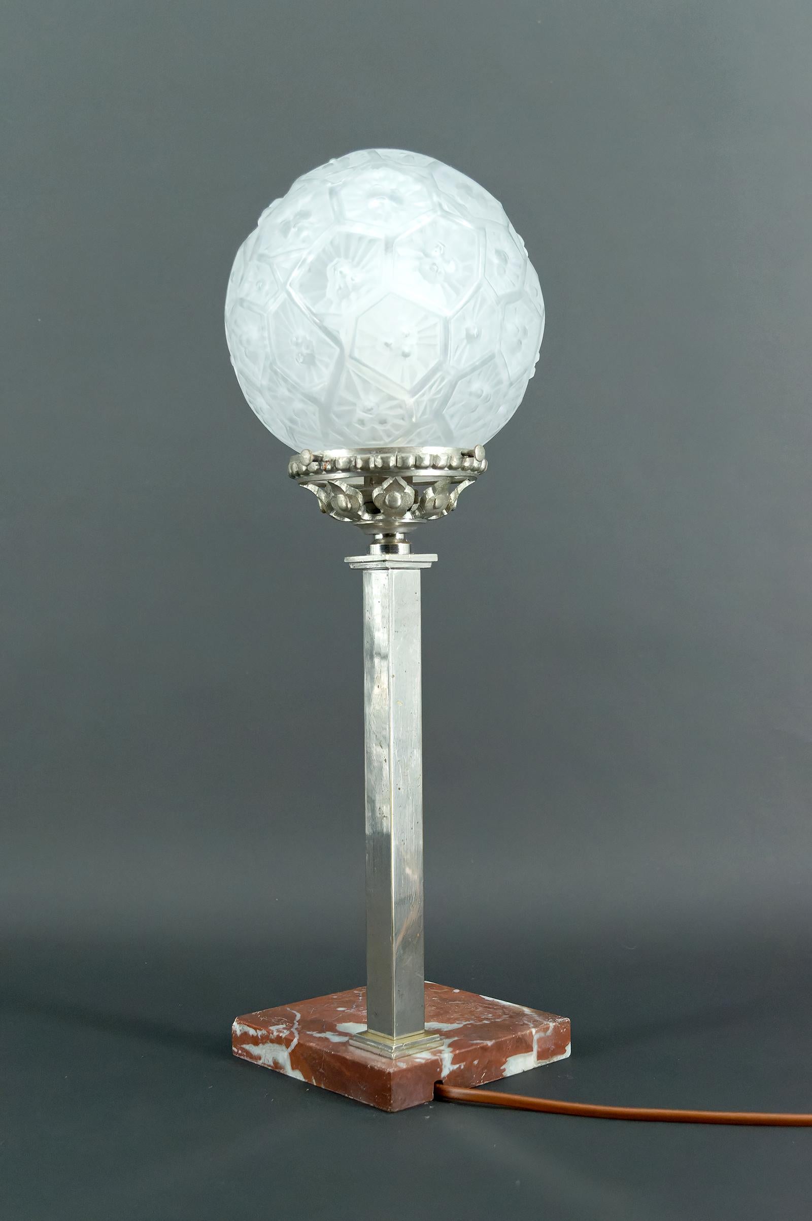 Lámpara modernista art déco de mármol, cromo y cristal, Francia, circa 1925 Francés en venta