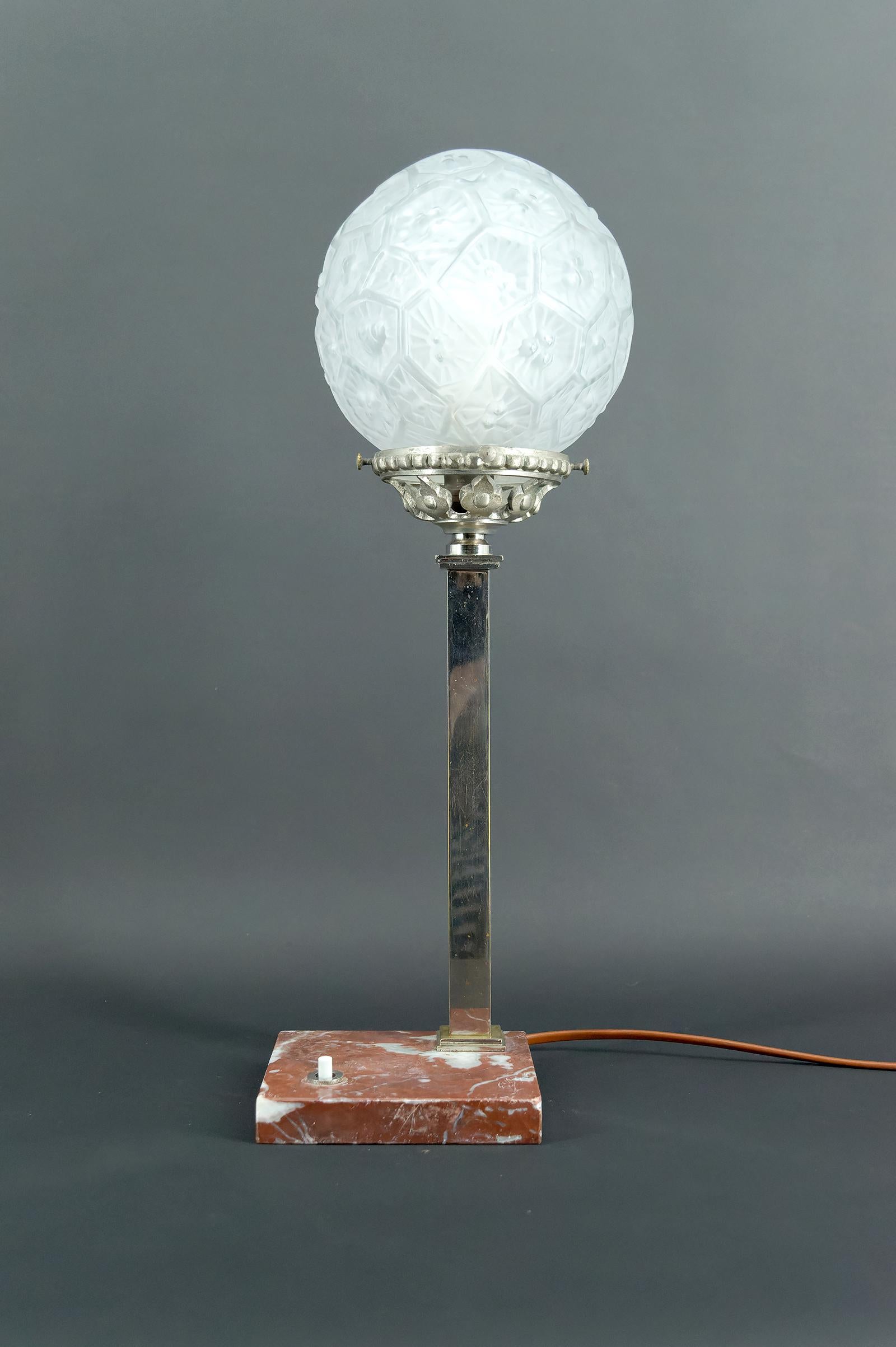 Lámpara modernista art déco de mármol, cromo y cristal, Francia, circa 1925 Metalistería en venta