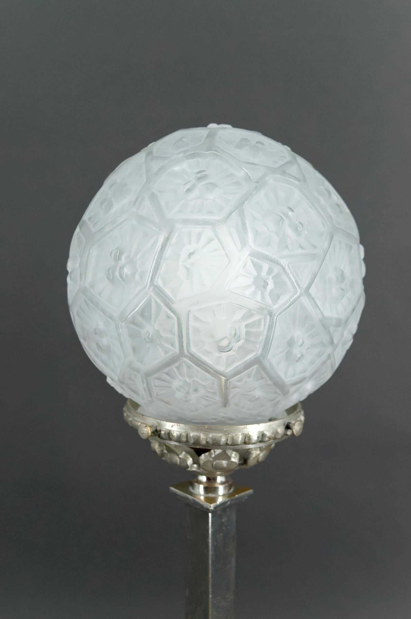 Lámpara modernista art déco de mármol, cromo y cristal, Francia, circa 1925 principios del siglo XX en venta