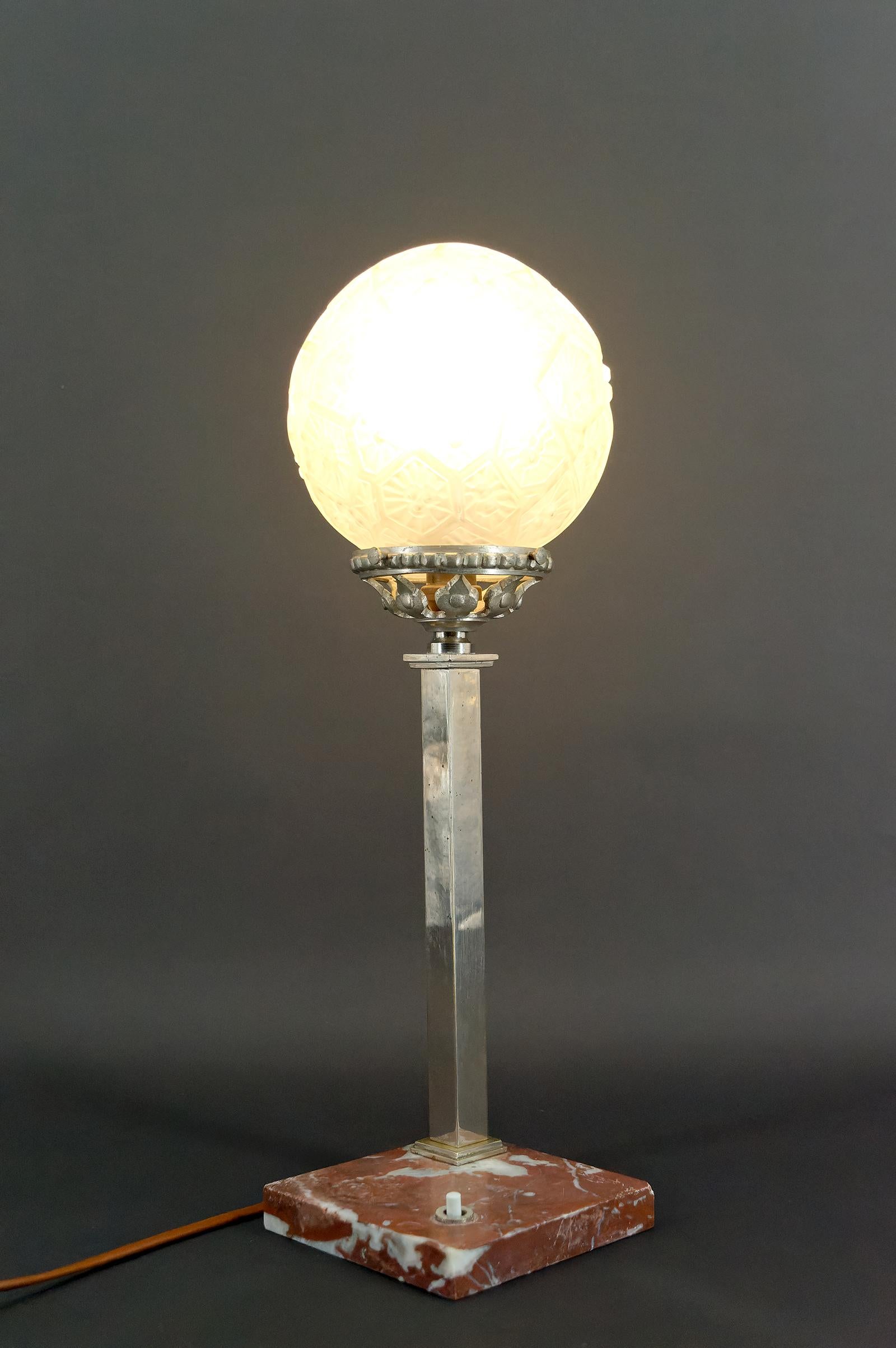 Lámpara modernista art déco de mármol, cromo y cristal, Francia, circa 1925 en venta 1