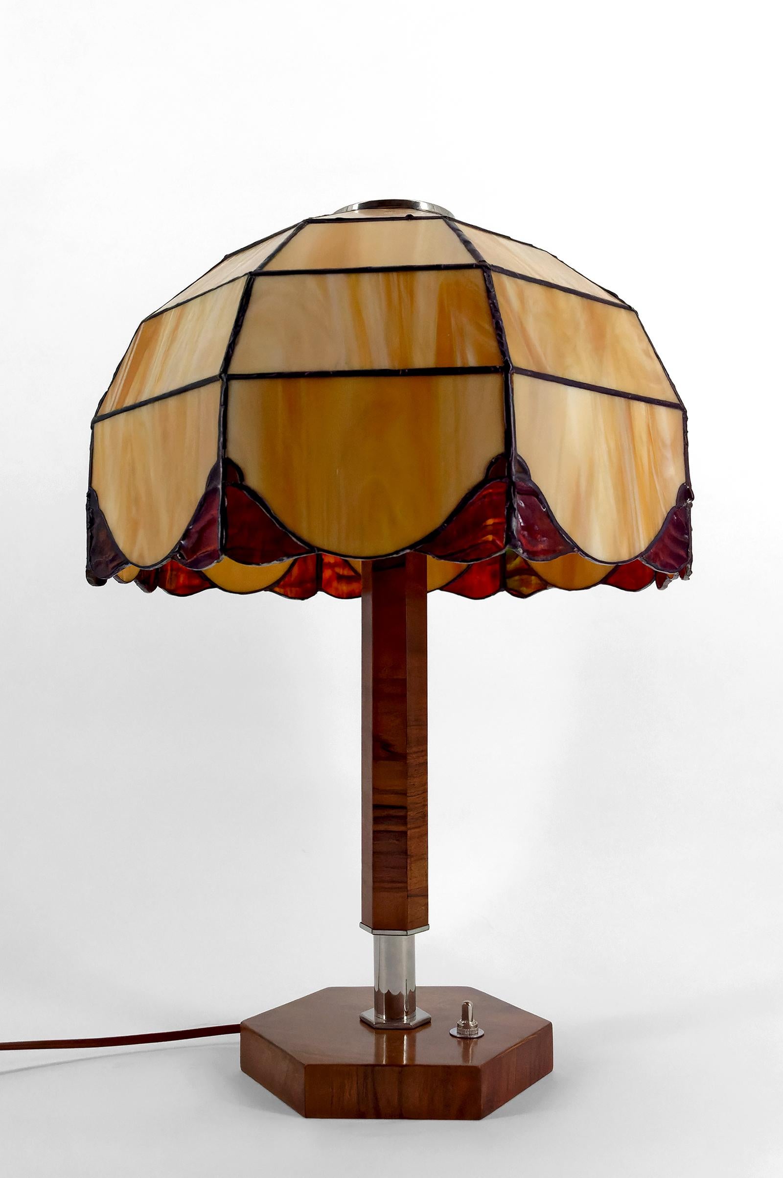 We present to you an exceptional table / living room / desk lamp of rare elegance, emblematic of the Art Deco modernist aesthetic, made in France around 1930. 

This piece, both understated and refined, harmoniously combines solid walnut wood,