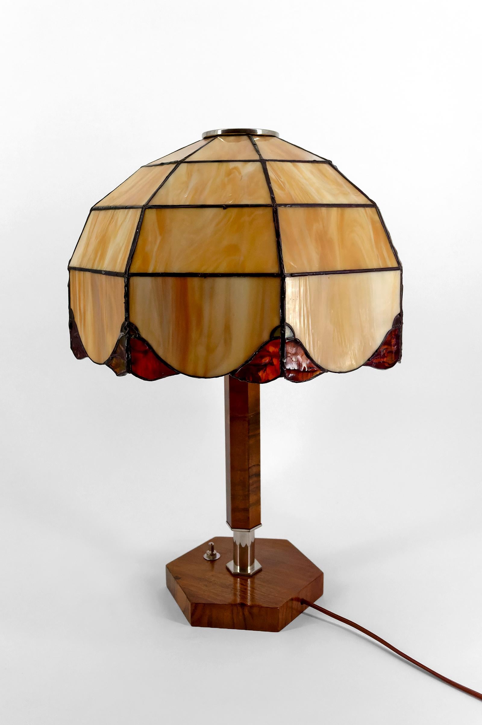 Art Deco Modernist Lamp in Walnut, Chrome, and Two-tone Stained Glass, 1930's In Good Condition In VÉZELAY, FR