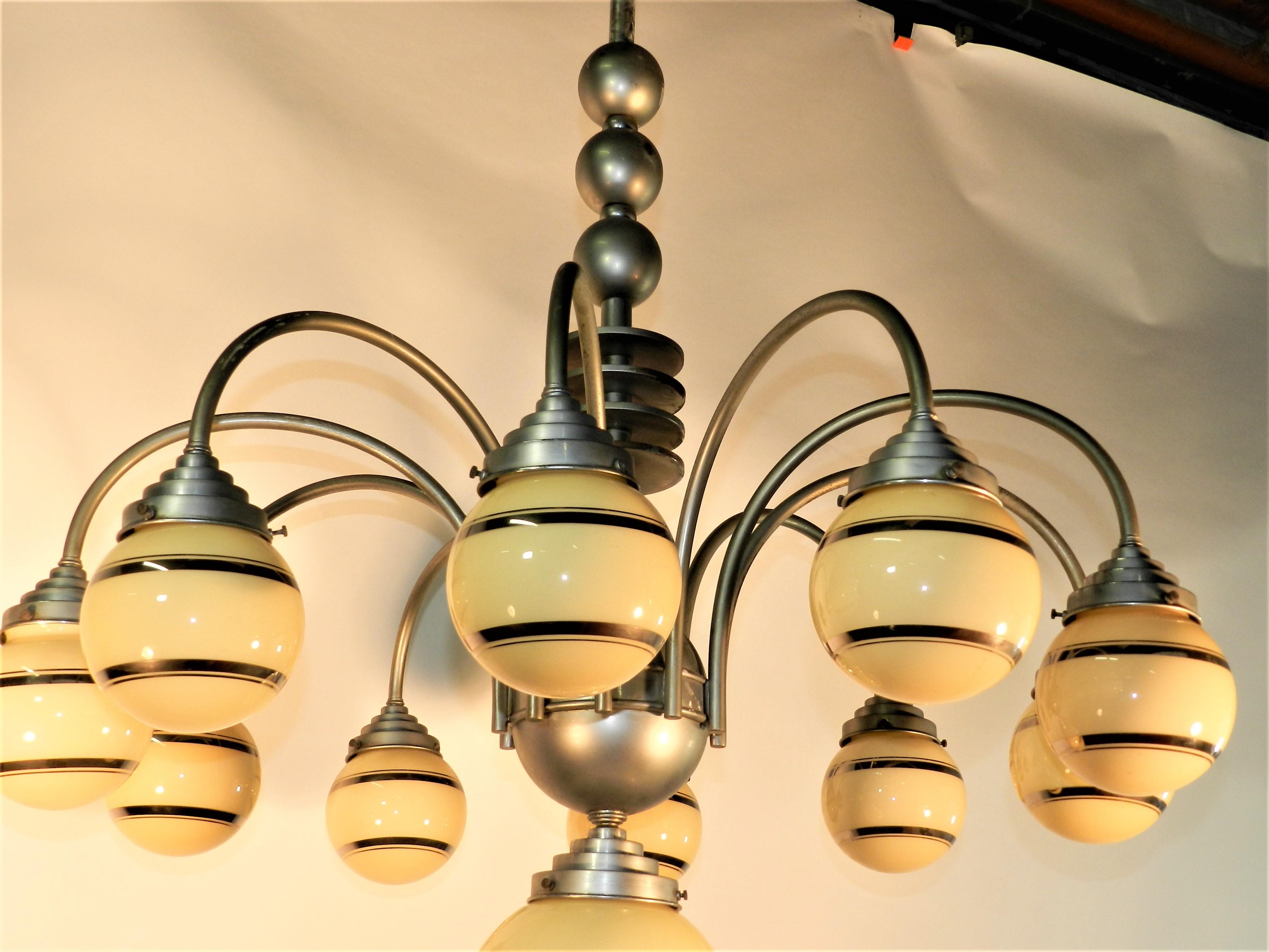 Grande pendente modernista Art Déco in alluminio e vetro colorato. CIRCA 1930