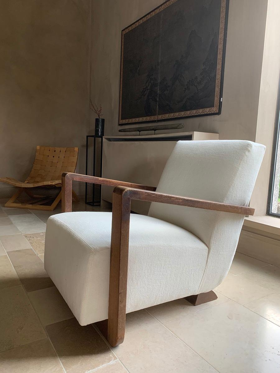 A oak and linnen lounge chair in the style of André Sornay. Restaured with conversation of patina and reupholstered with Belgian linnen. This chair is very, very comfortable and looks great in any setting. Made in 1930s France with massive oak in