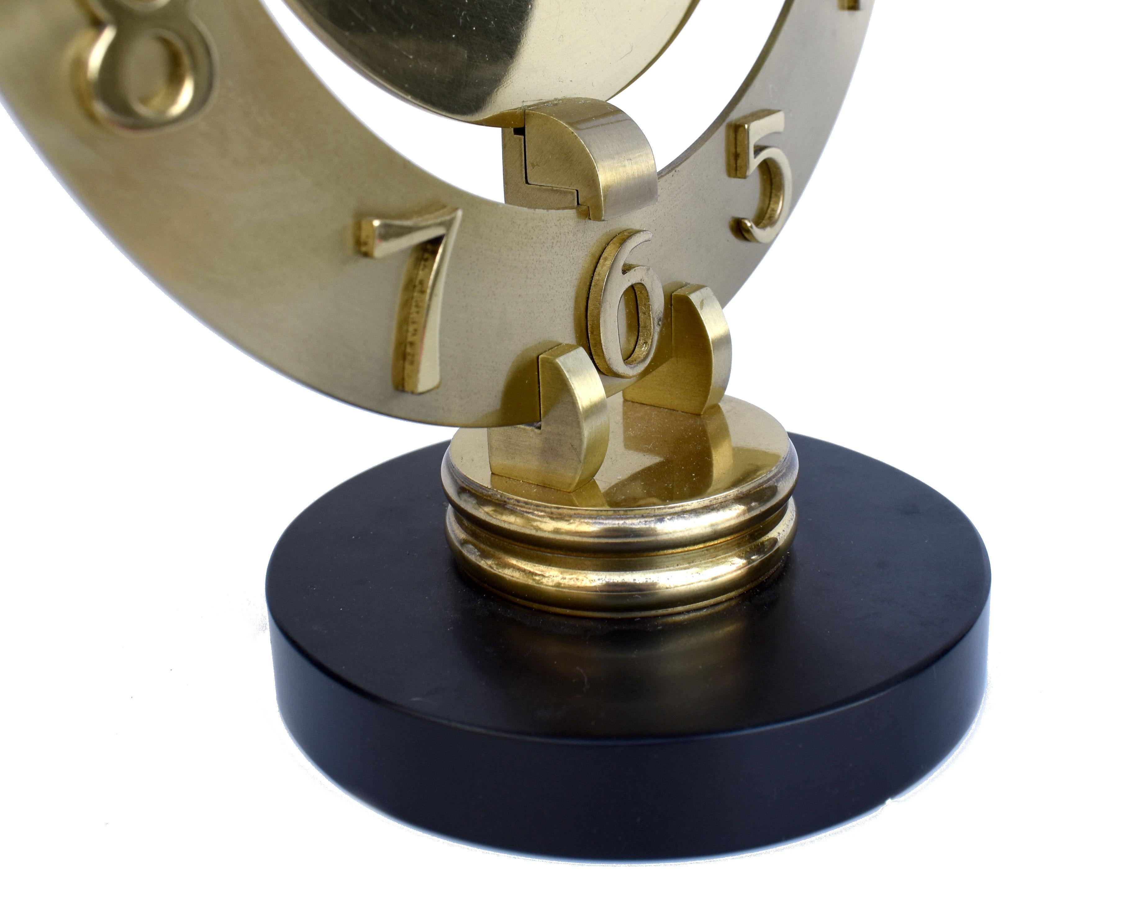 Nous vous proposons cette élégante pendule de cheminée Art Déco des horlogers français Bayard. Datant des années 1930, cette horloge est équipée d'un mouvement mécanique à remontage automatique qui a été révisé par des professionnels et qui est donc