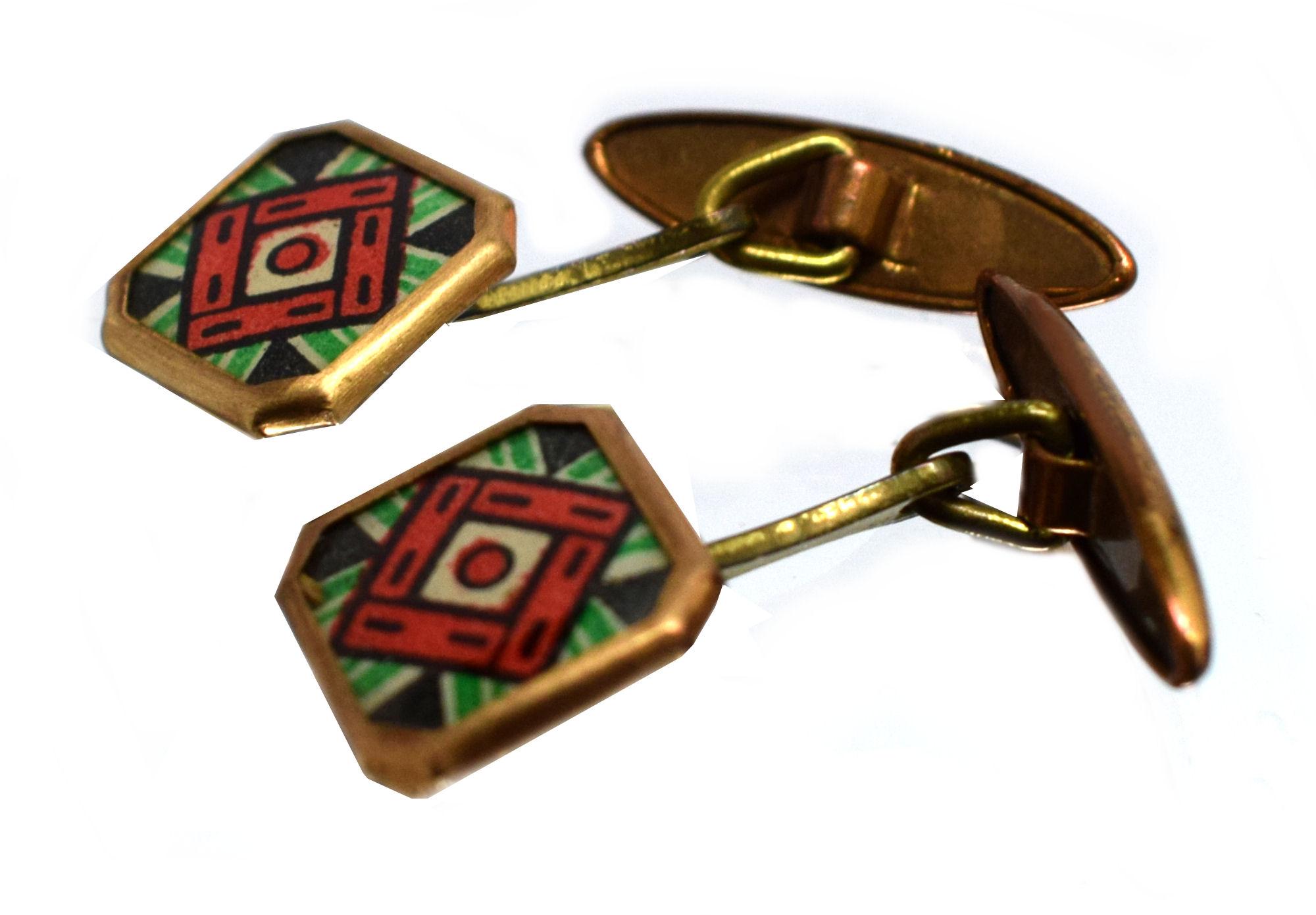 Extrêmement élégante et totalement originale, cette paire de boutons de manchette pour homme, de style Art déco moderniste anglais des années 1930, est assortie. Des motifs géométriques et des couleurs fabuleuses, avec une légère touche de